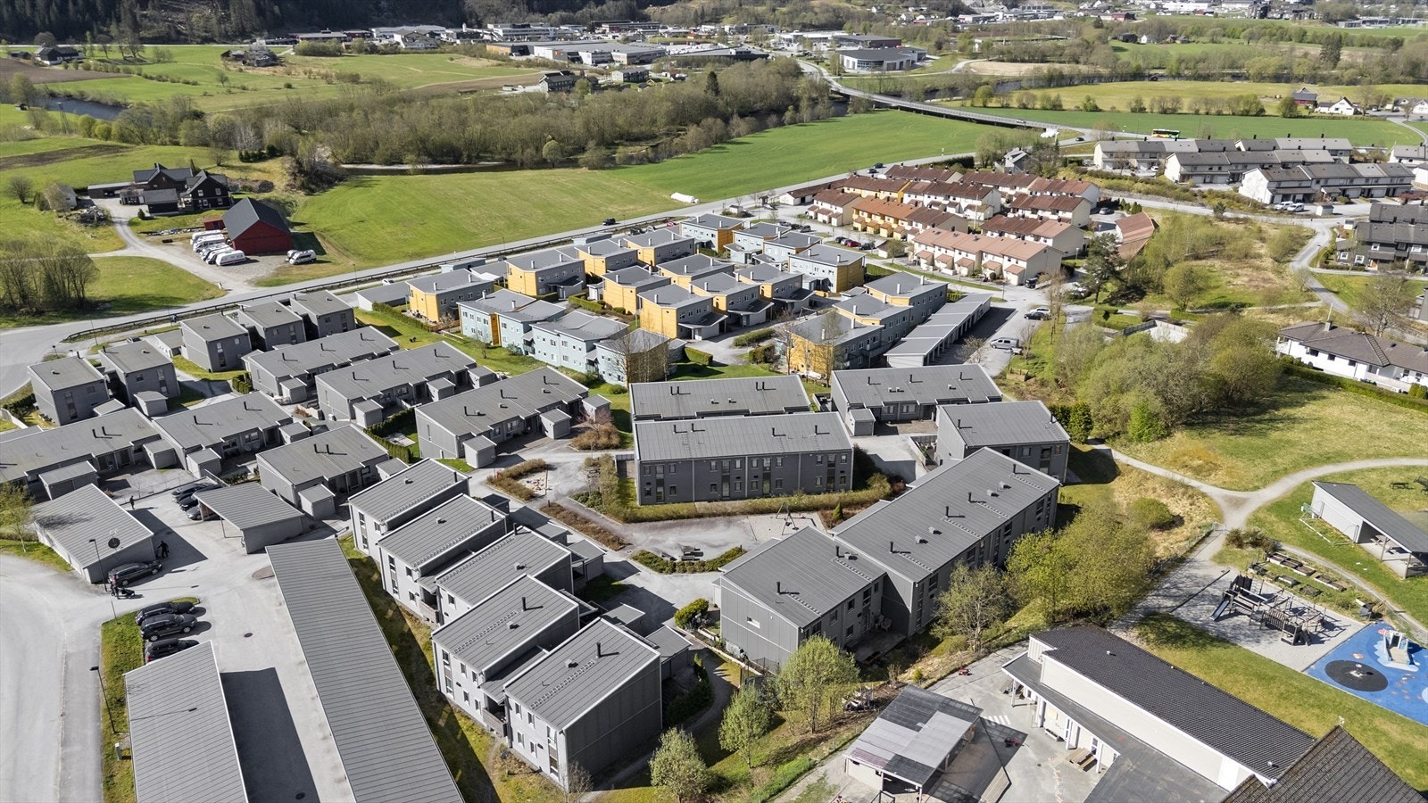 Frå leilegheita er det kort veg til sentrum, sjukehuset, Høgskulen, barnehagar og Slåtten barneskule. Galleribilde