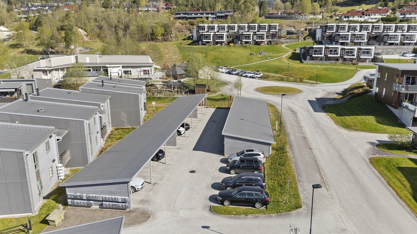 Bak bygget ligg carportane, med kort gange til inngangspartiet. Galleribilde