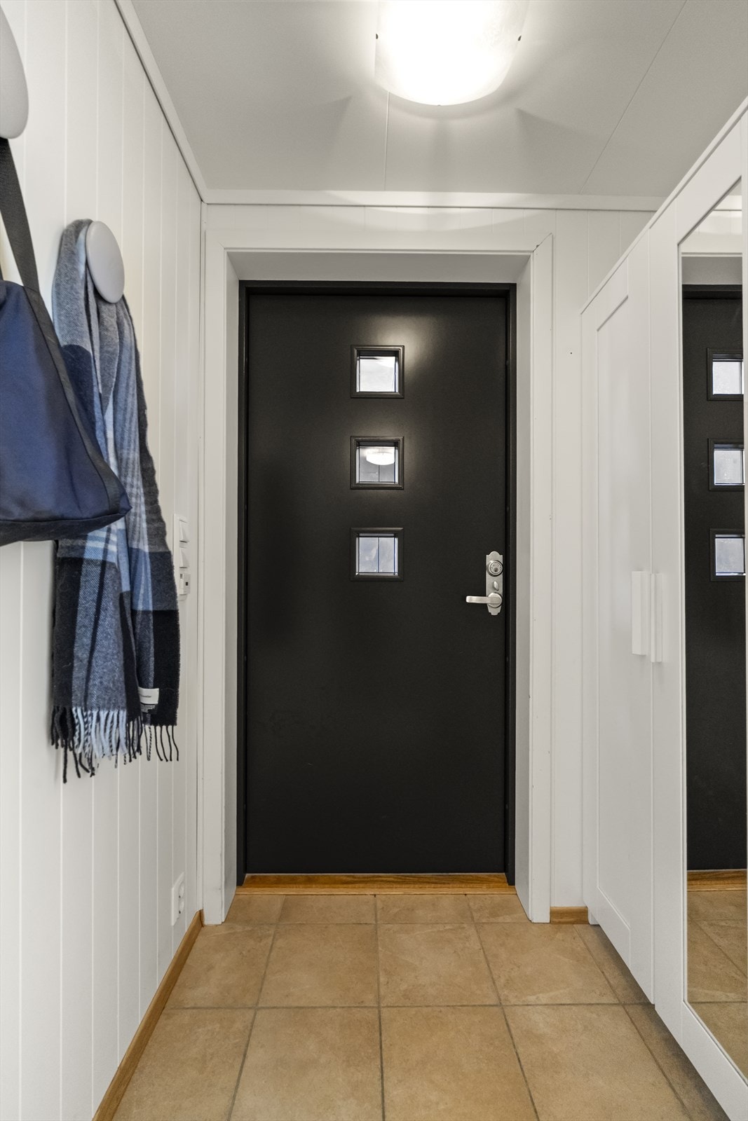 I vindfanget er det flislagt golv med varmekablar og god plass til ytterklede. Galleribilde