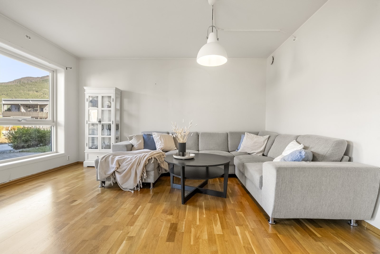 I stova er det god plass til sittegruppe. Galleribilde