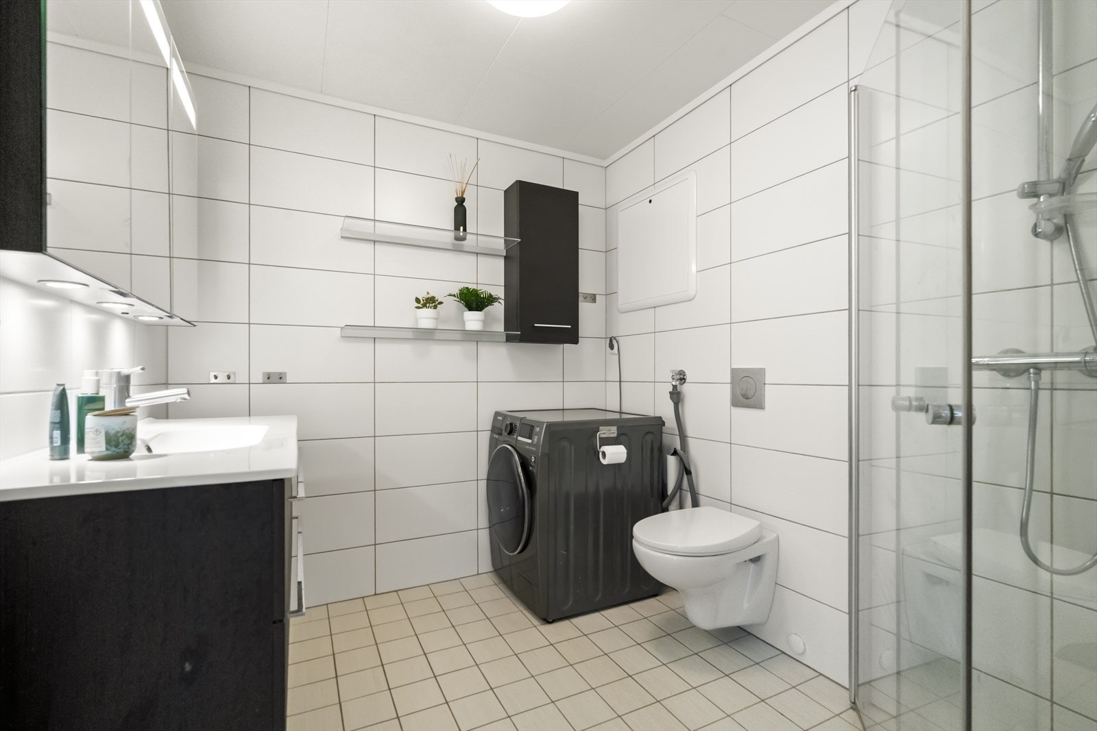Badet er heilflisa med varmekablar i golvet. Badet har moderne innreiing og fin dusjsone. Galleribilde