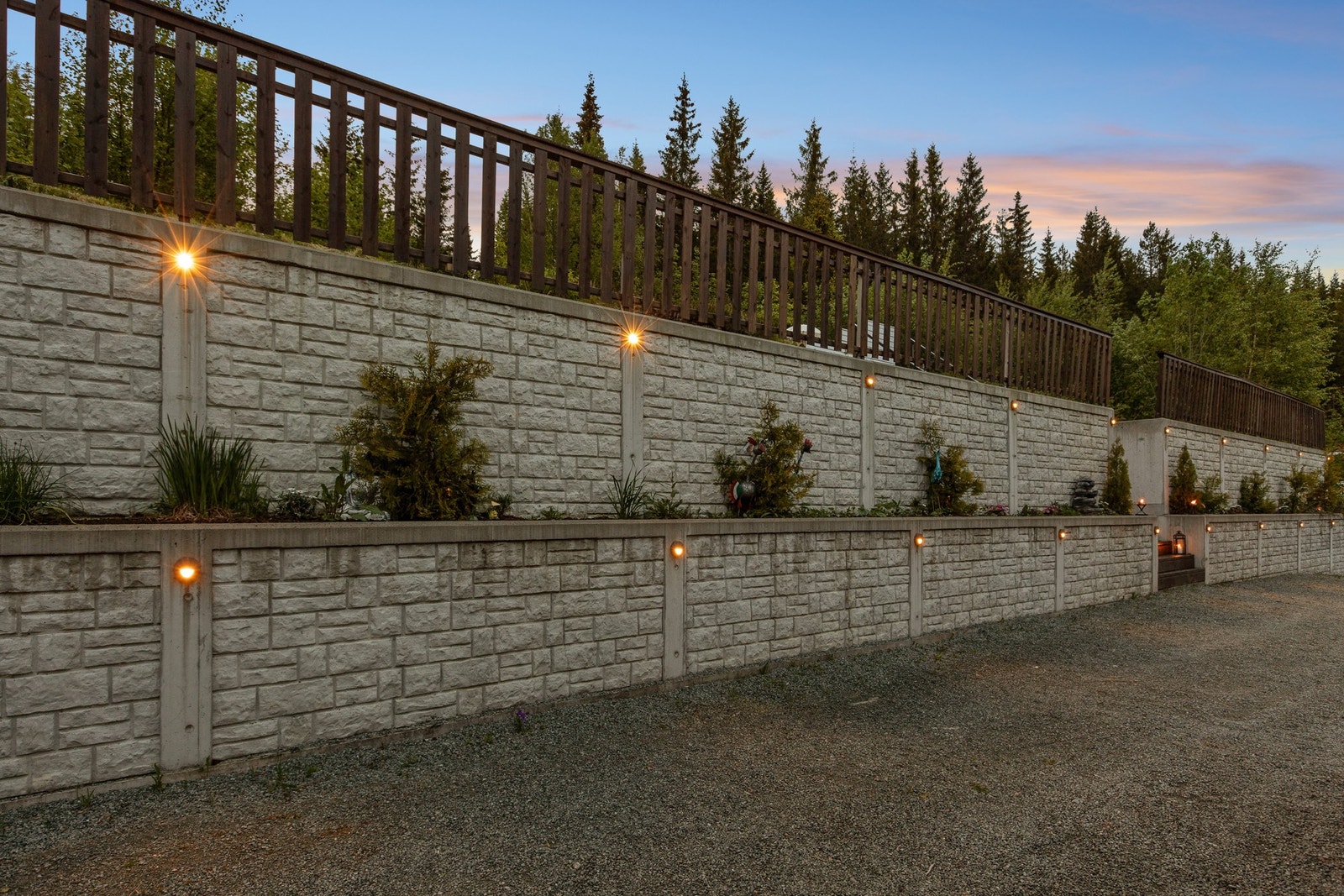 De siste årene er det investert i en lekker mur på baksiden av boligen med integrert belysning som skaper et ekslusivt inntrykk i skumringen. Galleribilde