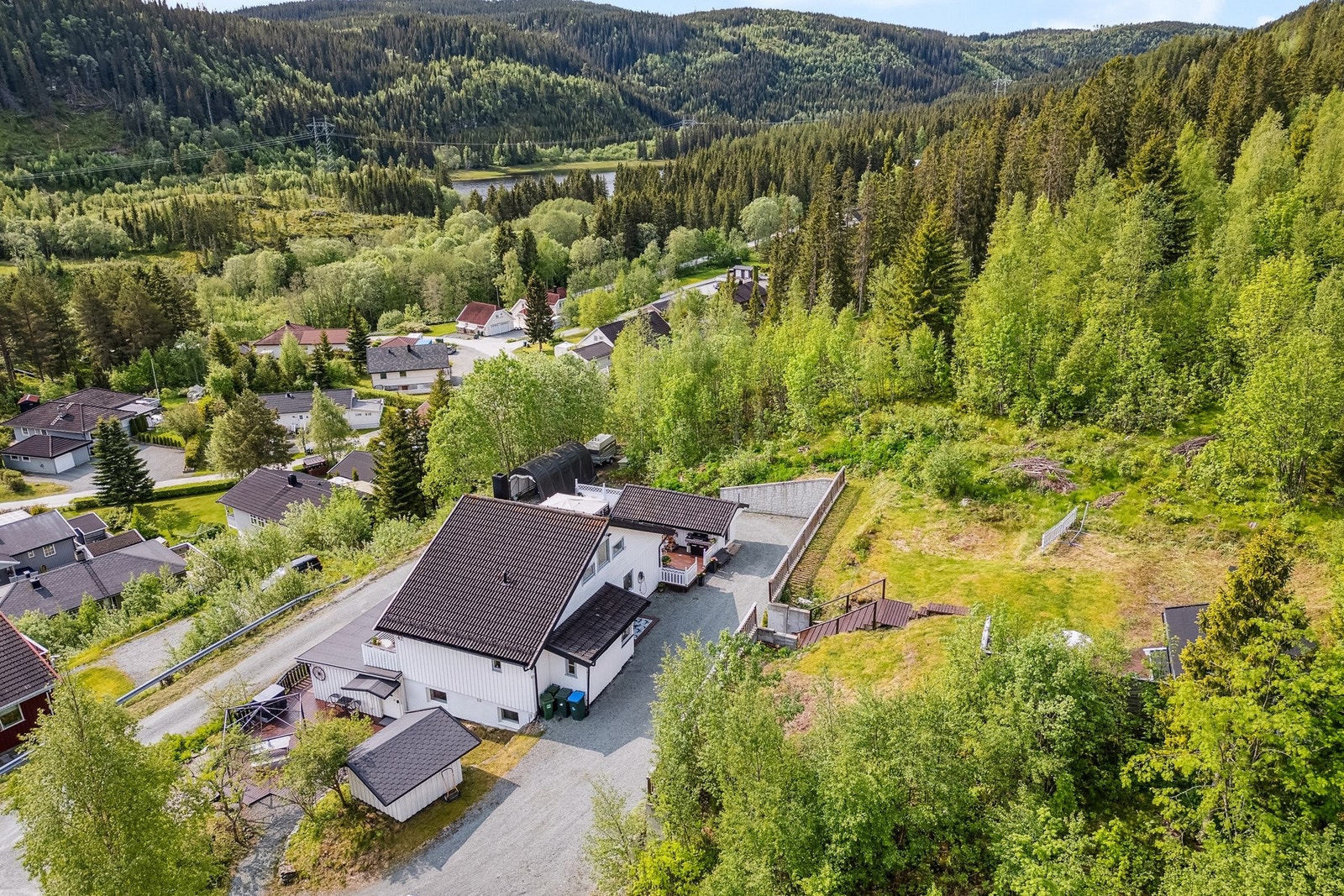 Frittliggende enebolig med gode utearealer og skjermet tomt i grønne omgivelser. Galleribilde