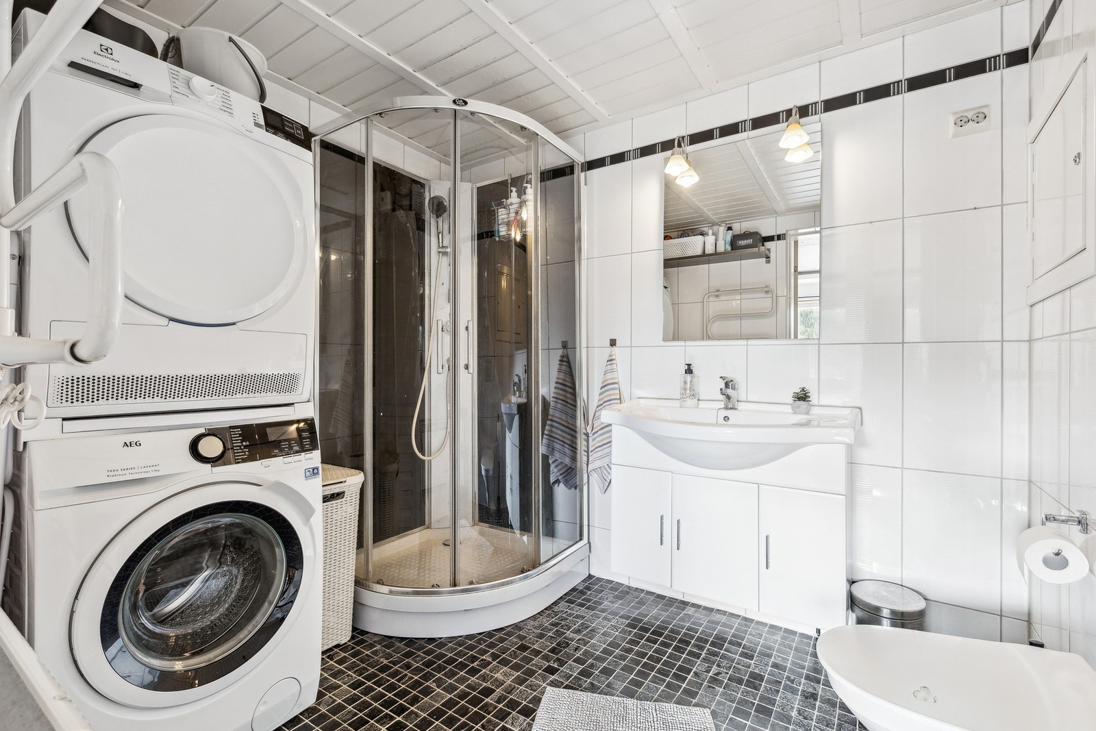 Praktisk bad med dusjkabinett. Galleribilde