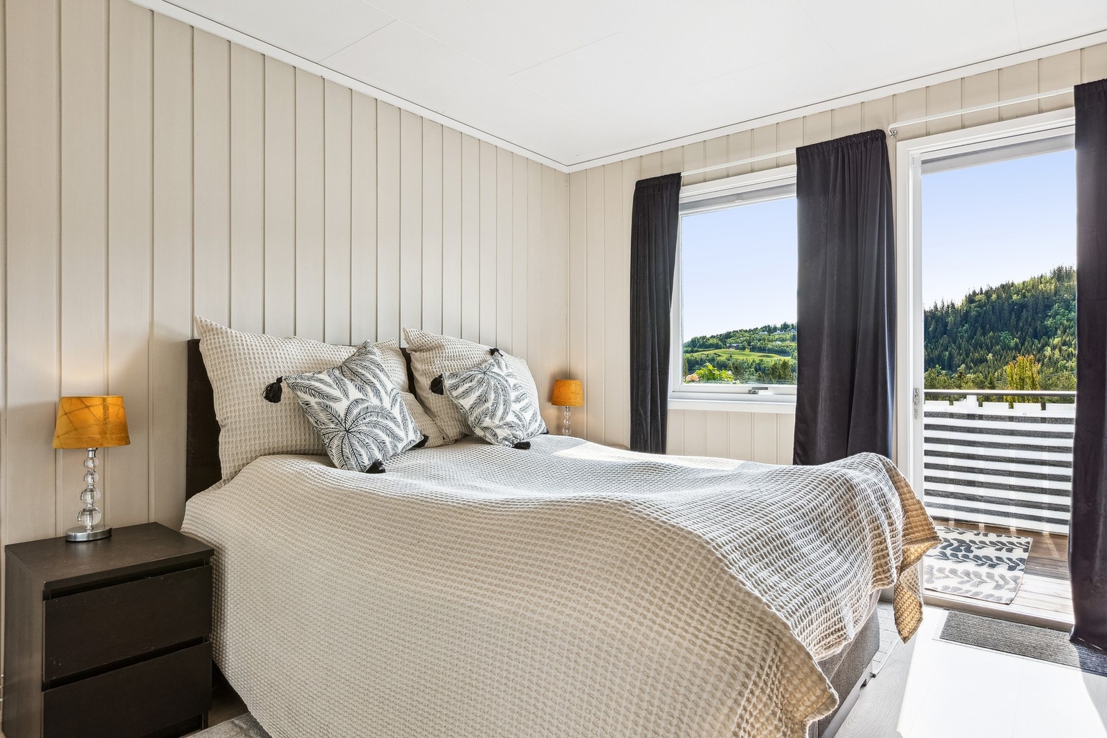 Fra ene soverommet er det utgang til en flott balkong Galleribilde