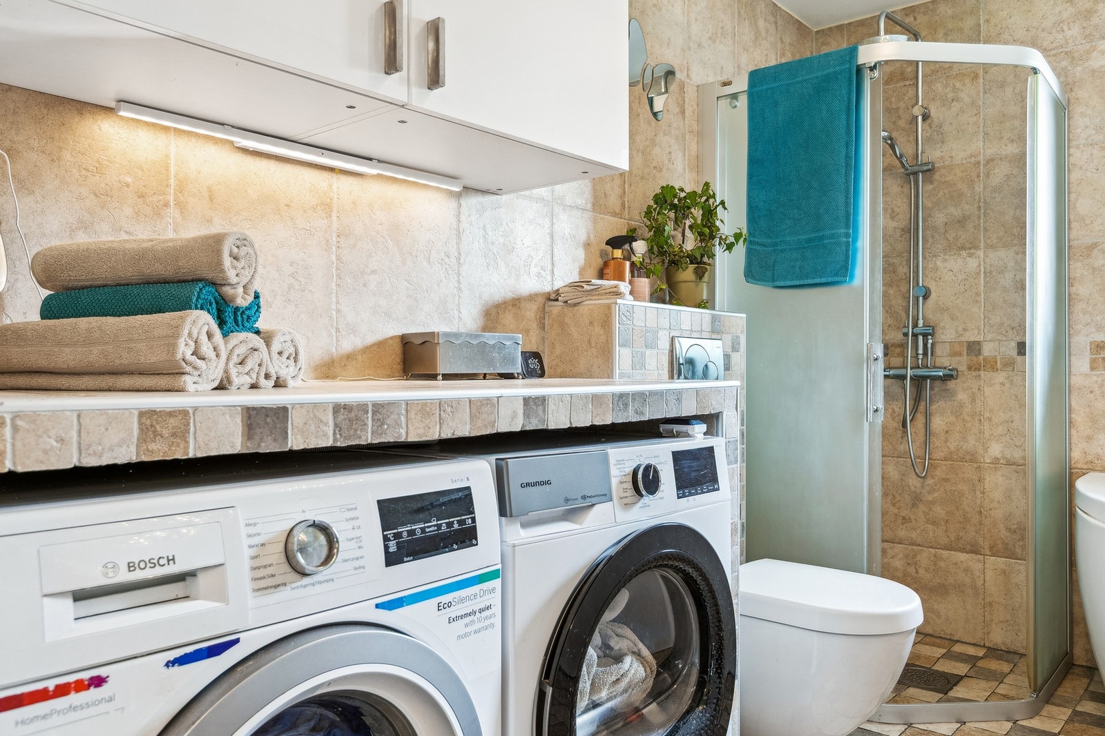 Badet har egen sone for vaskemaskin og tørketrommel. Galleribilde