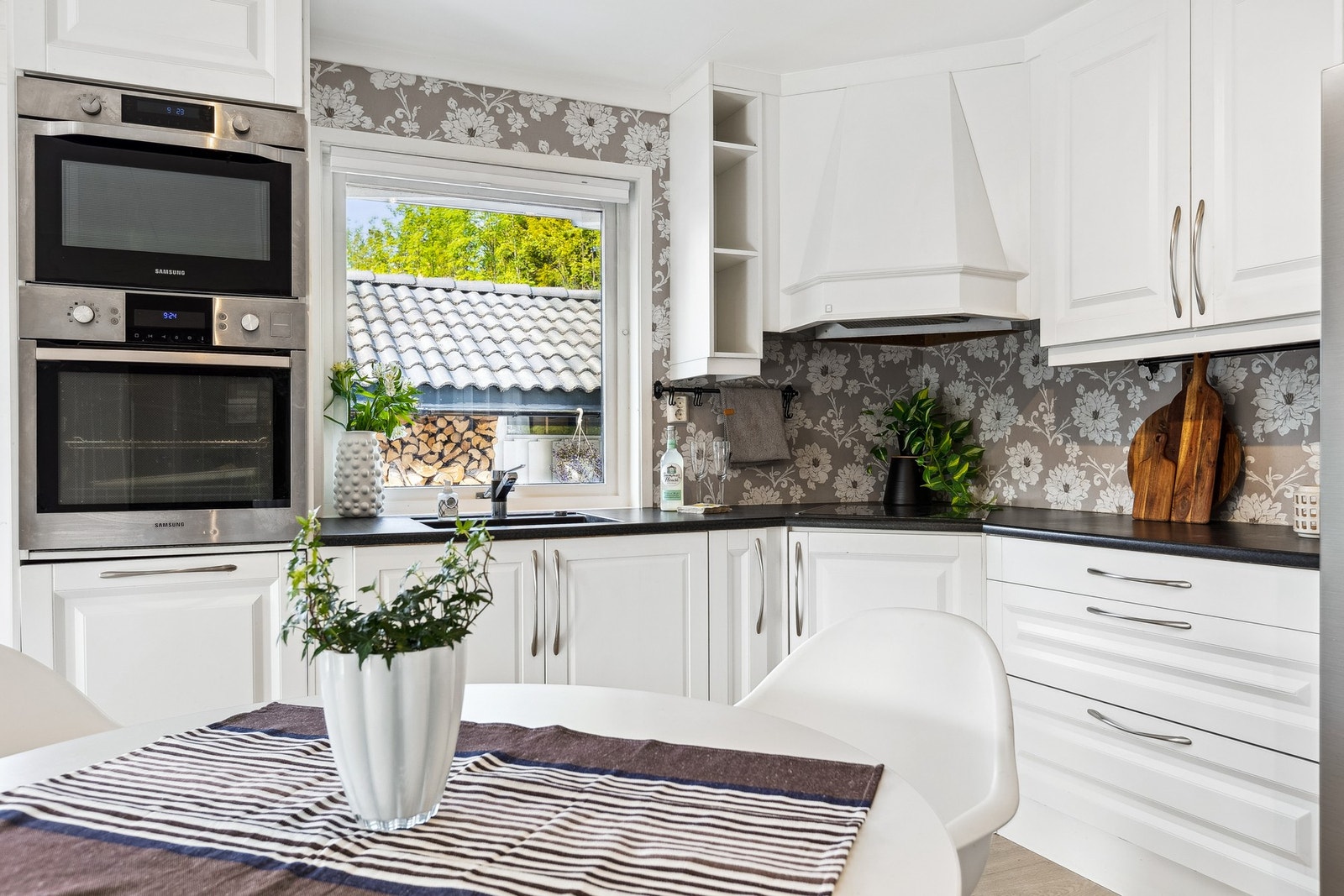 Et flott kjøkken som har en åpen løsning mot stuen. Galleribilde