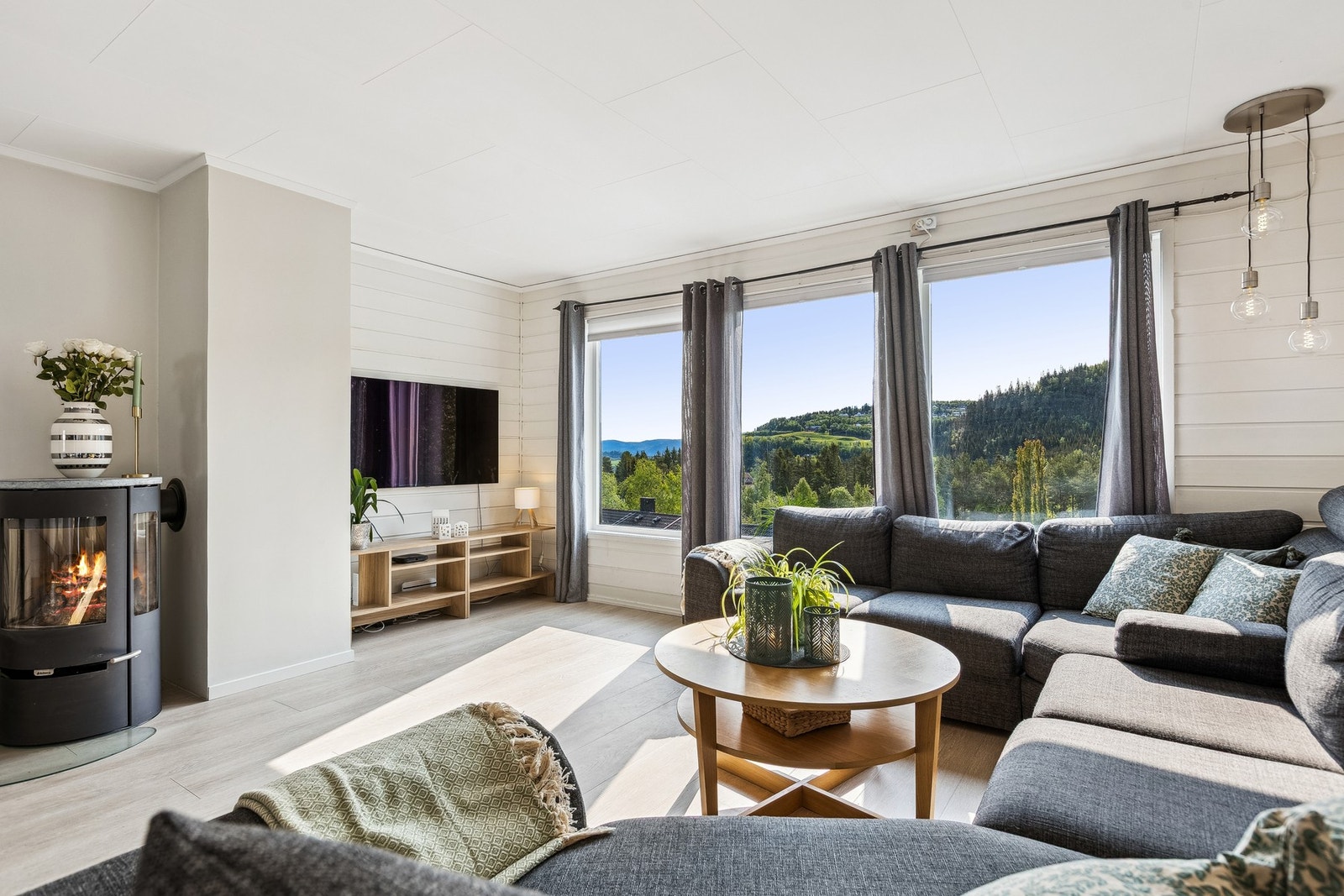 Stuen gir rom for både avslapning og underholdning, med plass til en stor TV-løsning og et koselig sofamiljø. Galleribilde