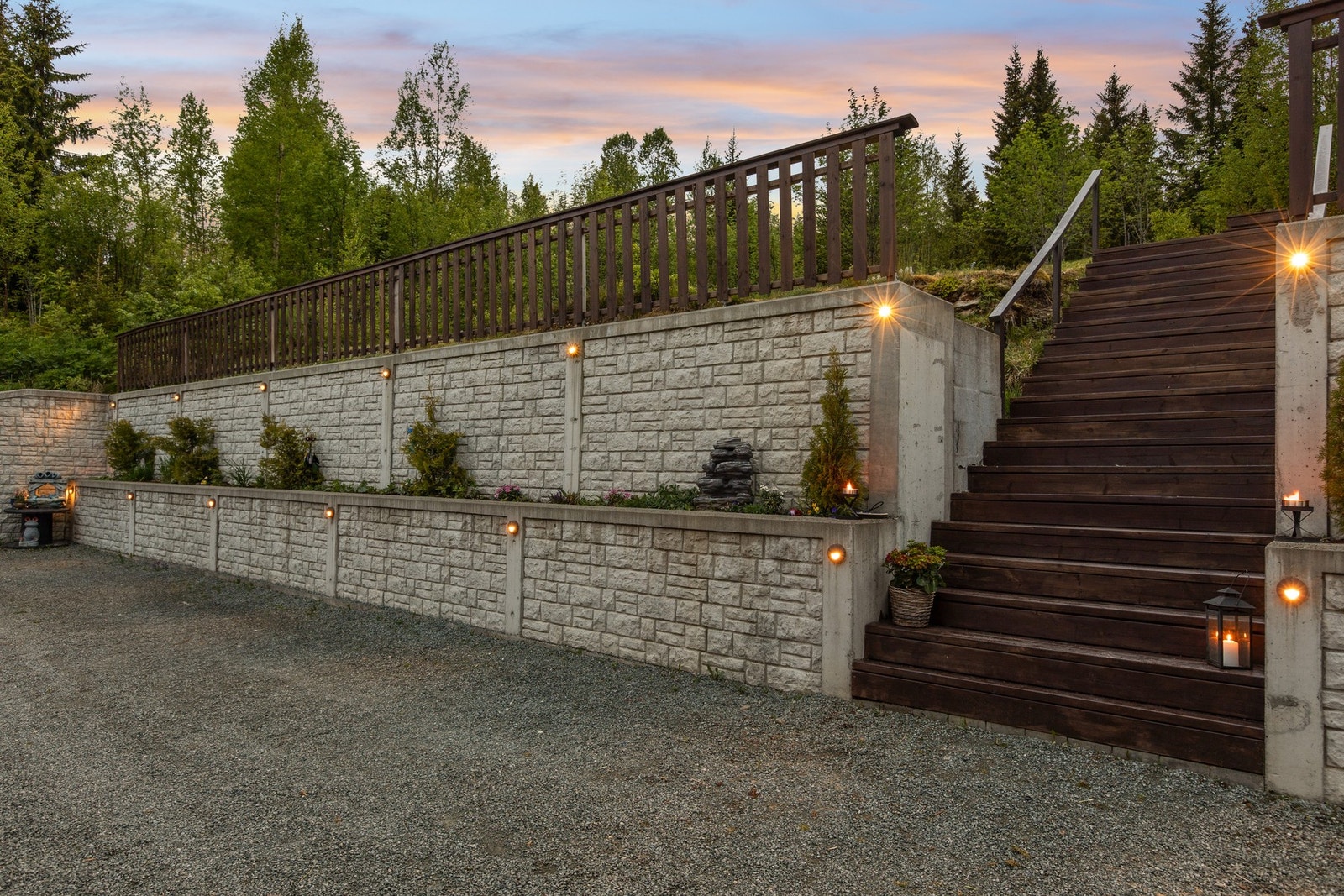 Trapp opp til grillhytte og rolig uteområde. Galleribilde