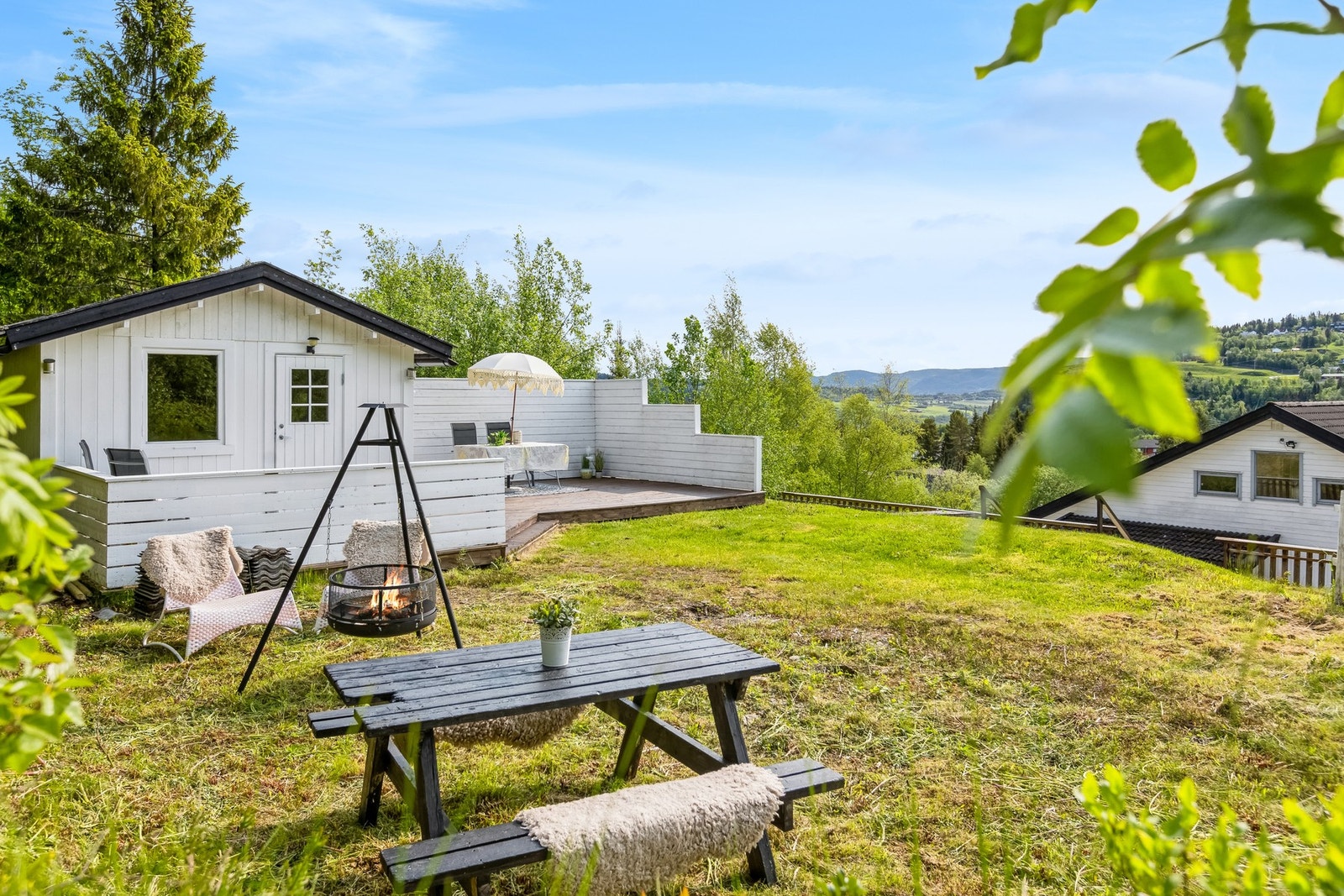 Det er en egen grillhytte på bakkant av huset på tomten som er ypperlig til sosiale lag. Galleribilde