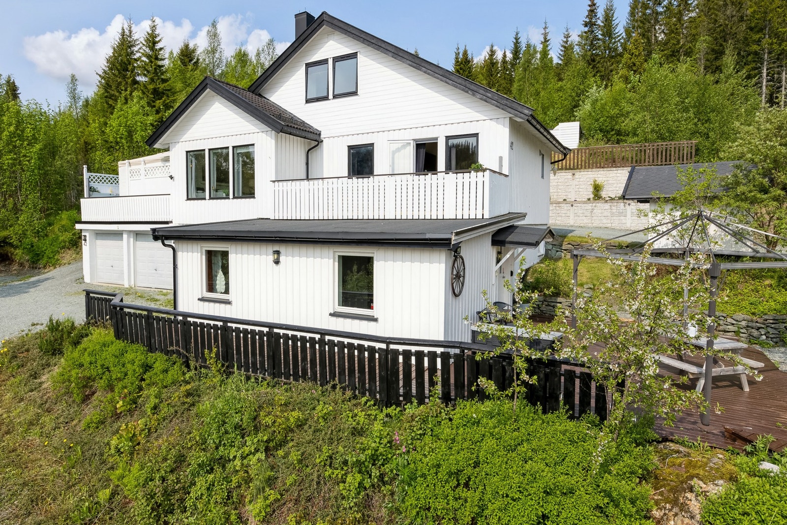 Eiendommen er på hele 1340 kvm og er meget pent opparbeidet. Galleribilde