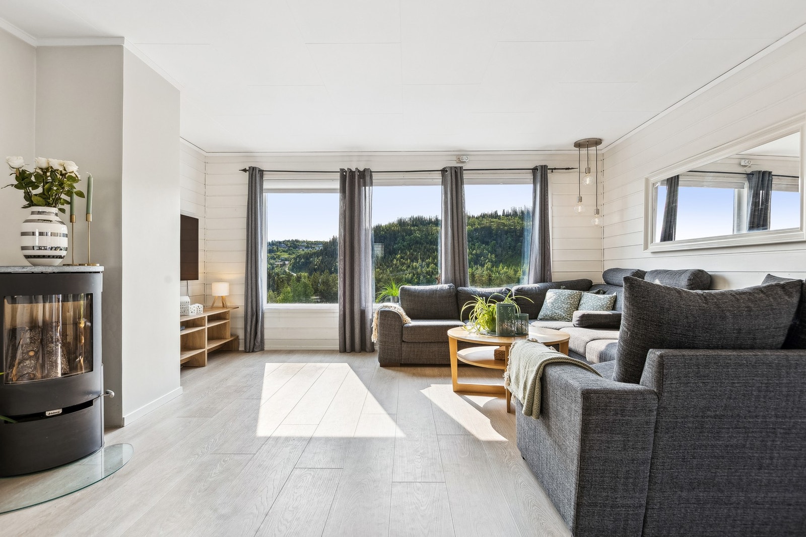 Stuen byr på peisovn som varmer godt og skaper en lun atmosfære på kalde vinterdager. Galleribilde