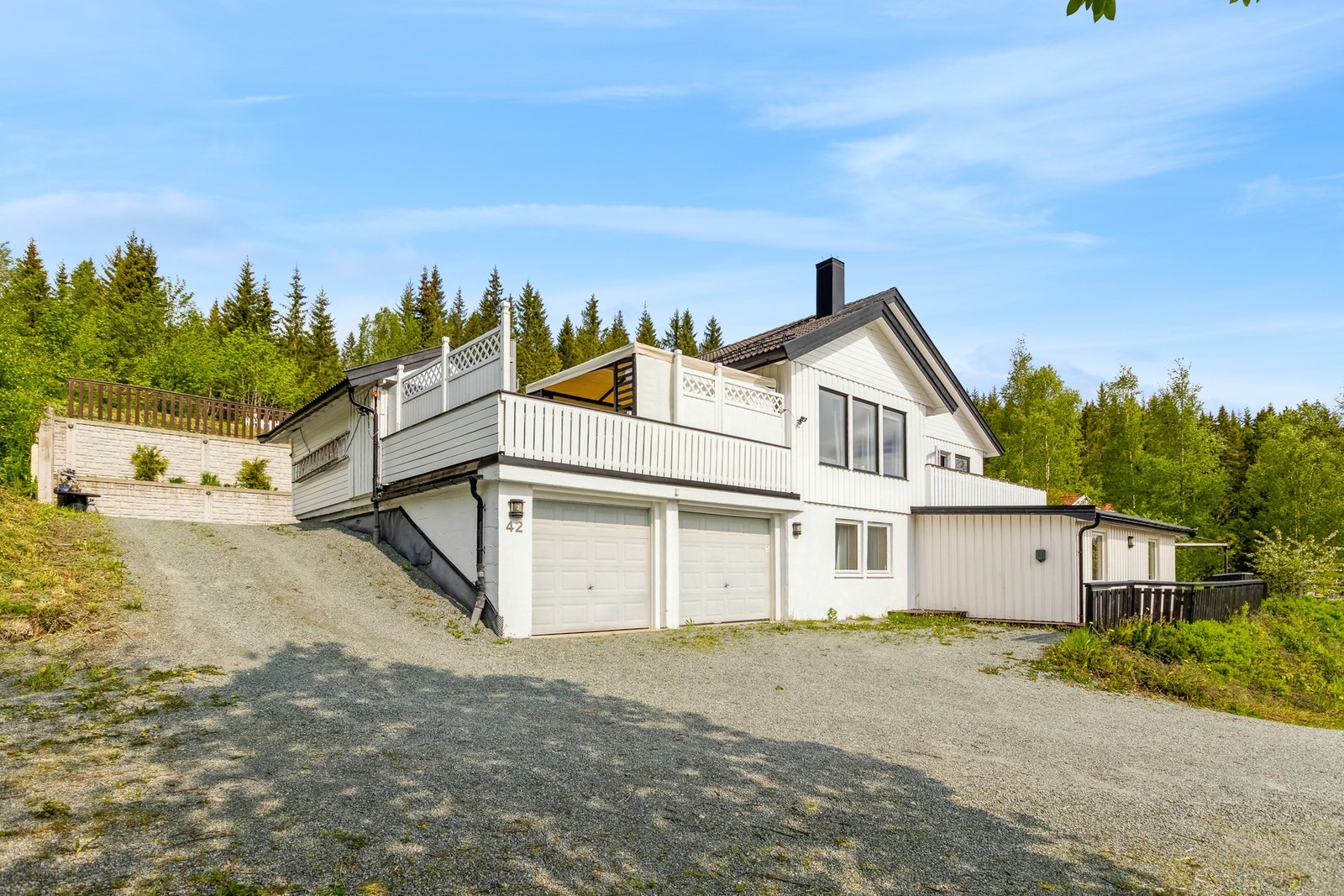 Boligen har to integrerte garasjer. Galleribilde