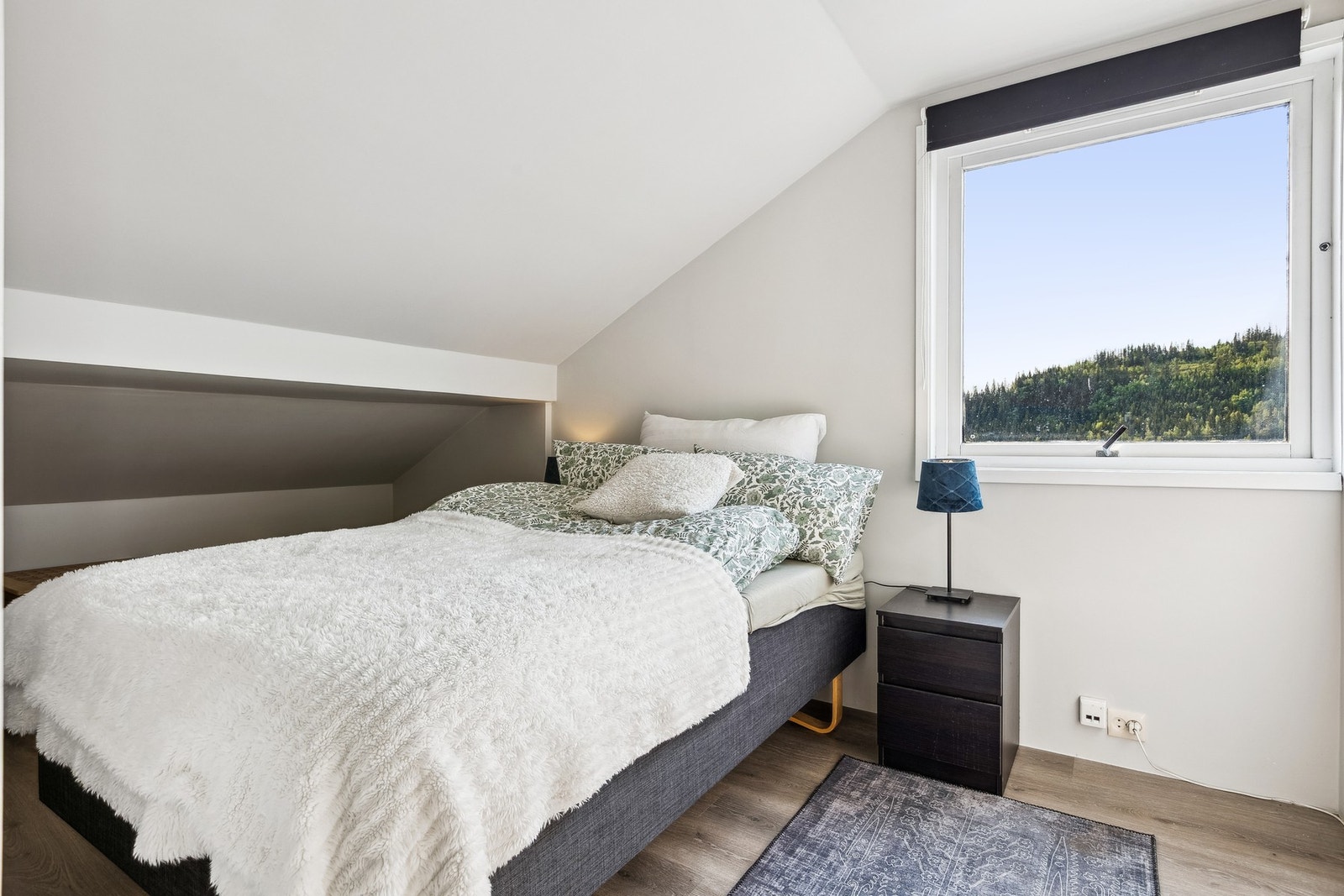 De store vinduene i soverommene skaper en god forbindelse med naturen utenfor og gir et naturlig lysinnslipp. Galleribilde
