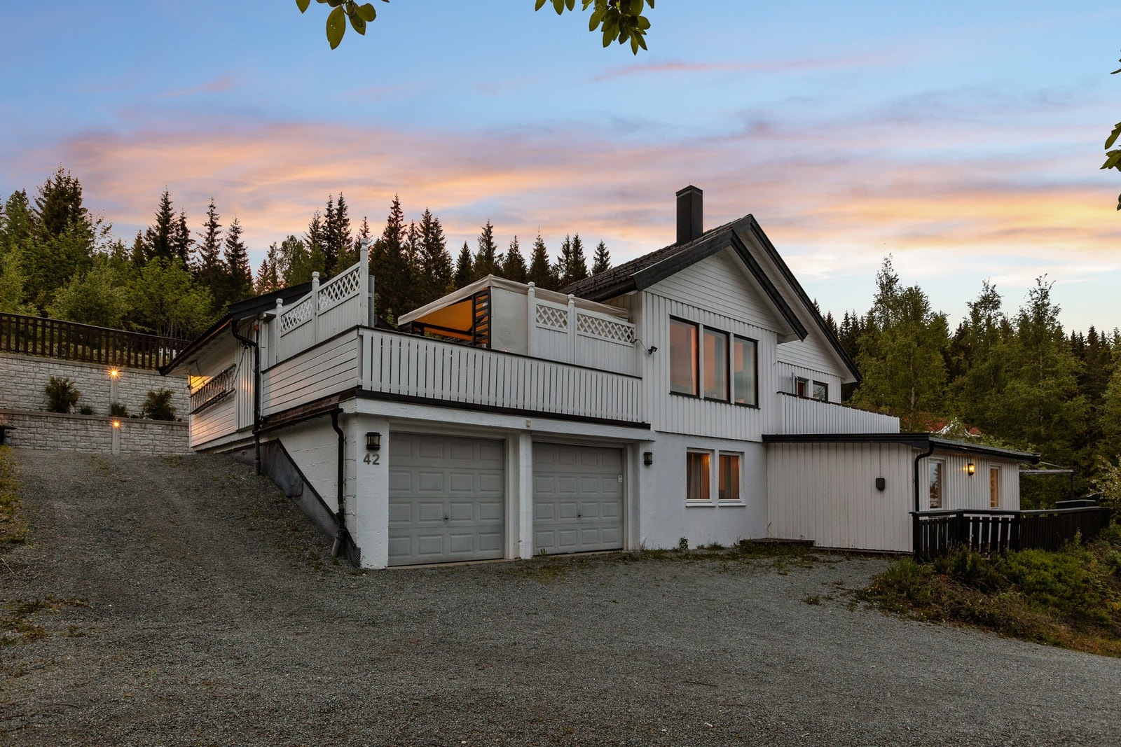 Boligen er registrert som en hel tomannsboligedelig der dagens eiere har bebodd hoveddel og leid ut leilighet i underetasje. Galleribilde