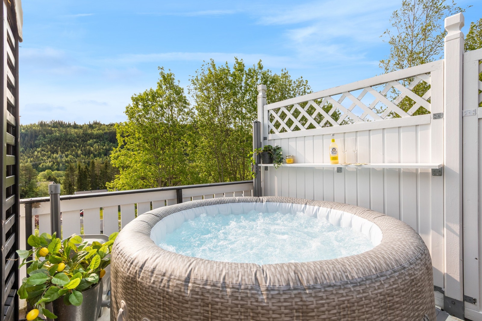 Et stemningsfullt uterom med plass til både hygge og velvære. Galleribilde