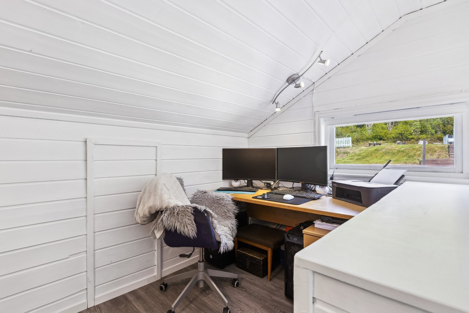 Ideell plass for hjemmekontor eller kontorløsning. Galleribilde