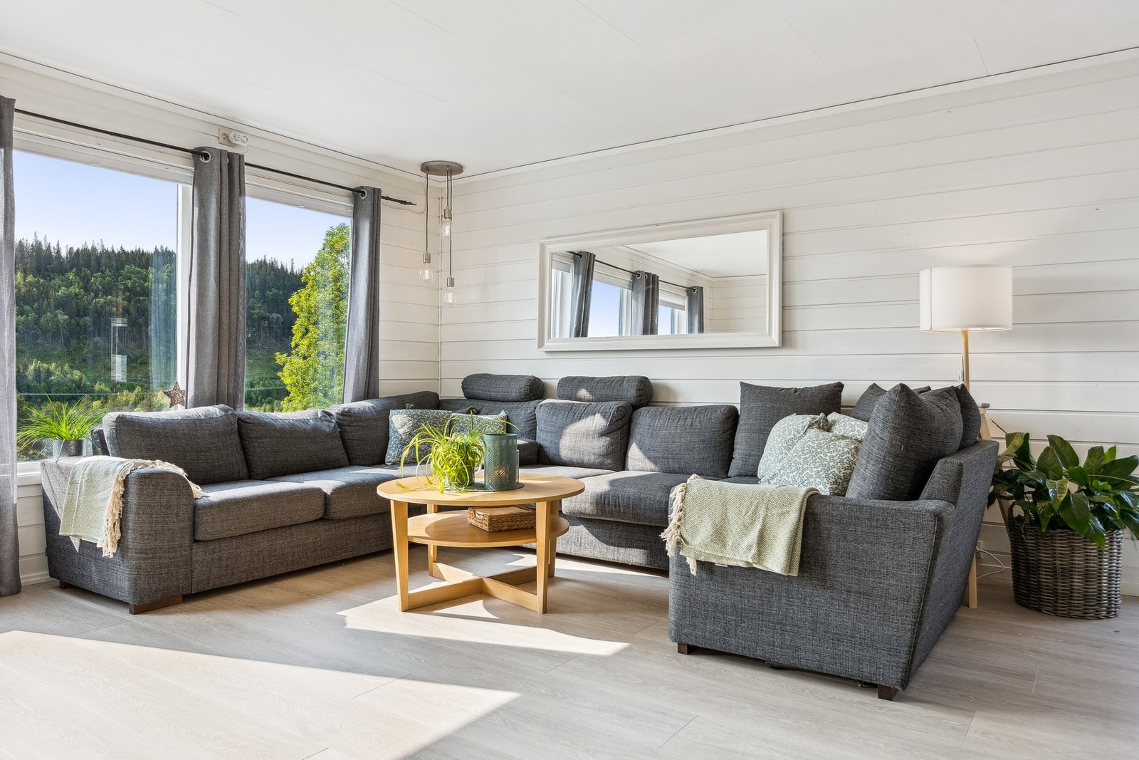 Stuen har en sosial planløsning som skaper naturlig plass til en større sittegruppe. Galleribilde