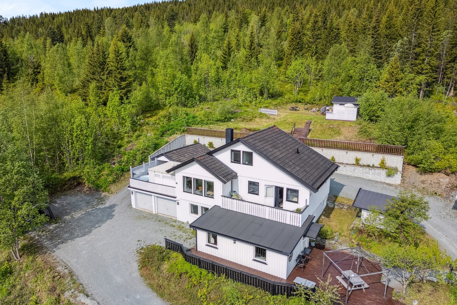 Boligen har en gjennomgående lys og god standard, med flere oppgraderinger gjort de siste årene. Galleribilde