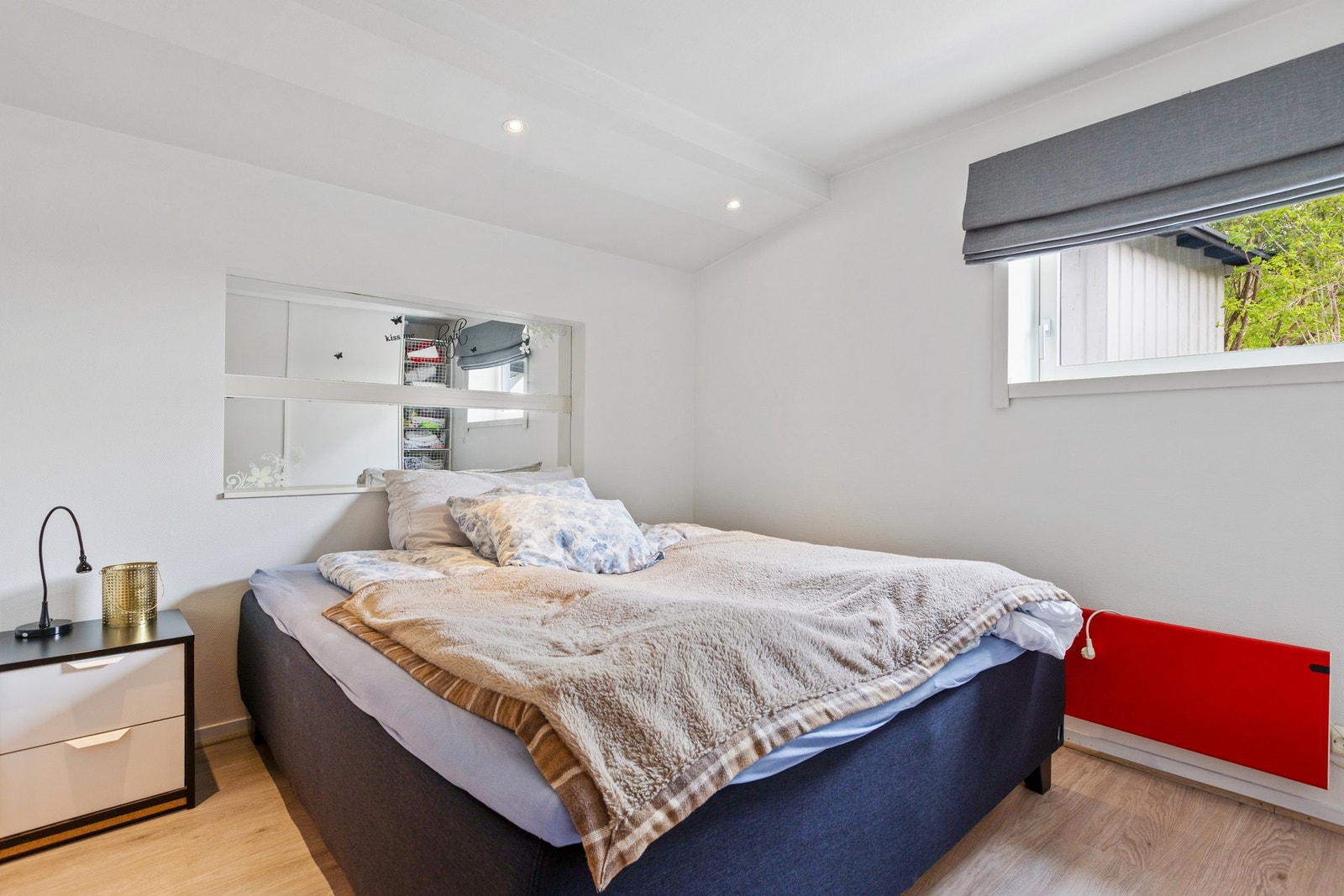 Lyst og fint soverom, kan enkelt møbleres etter ønske og behov. Galleribilde