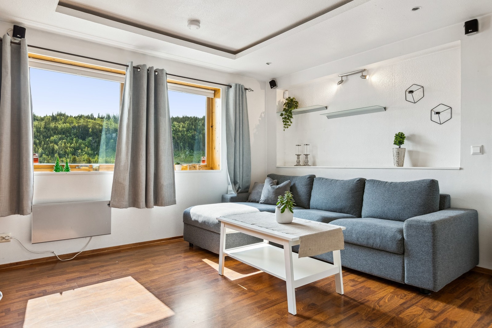 I underetasjen finner du en romslig leilighet med tre soverom som har vært utleid for 14 000kr i mnd. Galleribilde