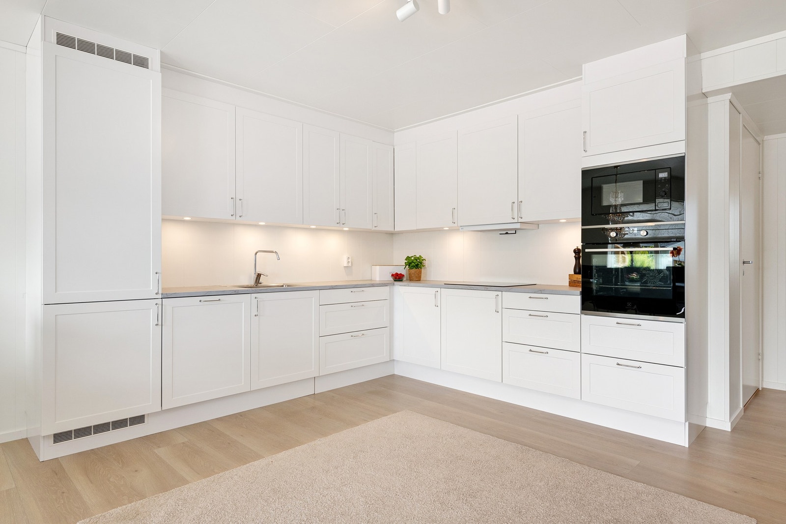 Flott kjøkken med integrert kjøl/fryseskap,oppvaskmaskin, induksjonstopp, micro, stekeovn, vannstoppsystem og komfyrvakt. Kjøkkenventilator med avtrekk ut Galleribilde