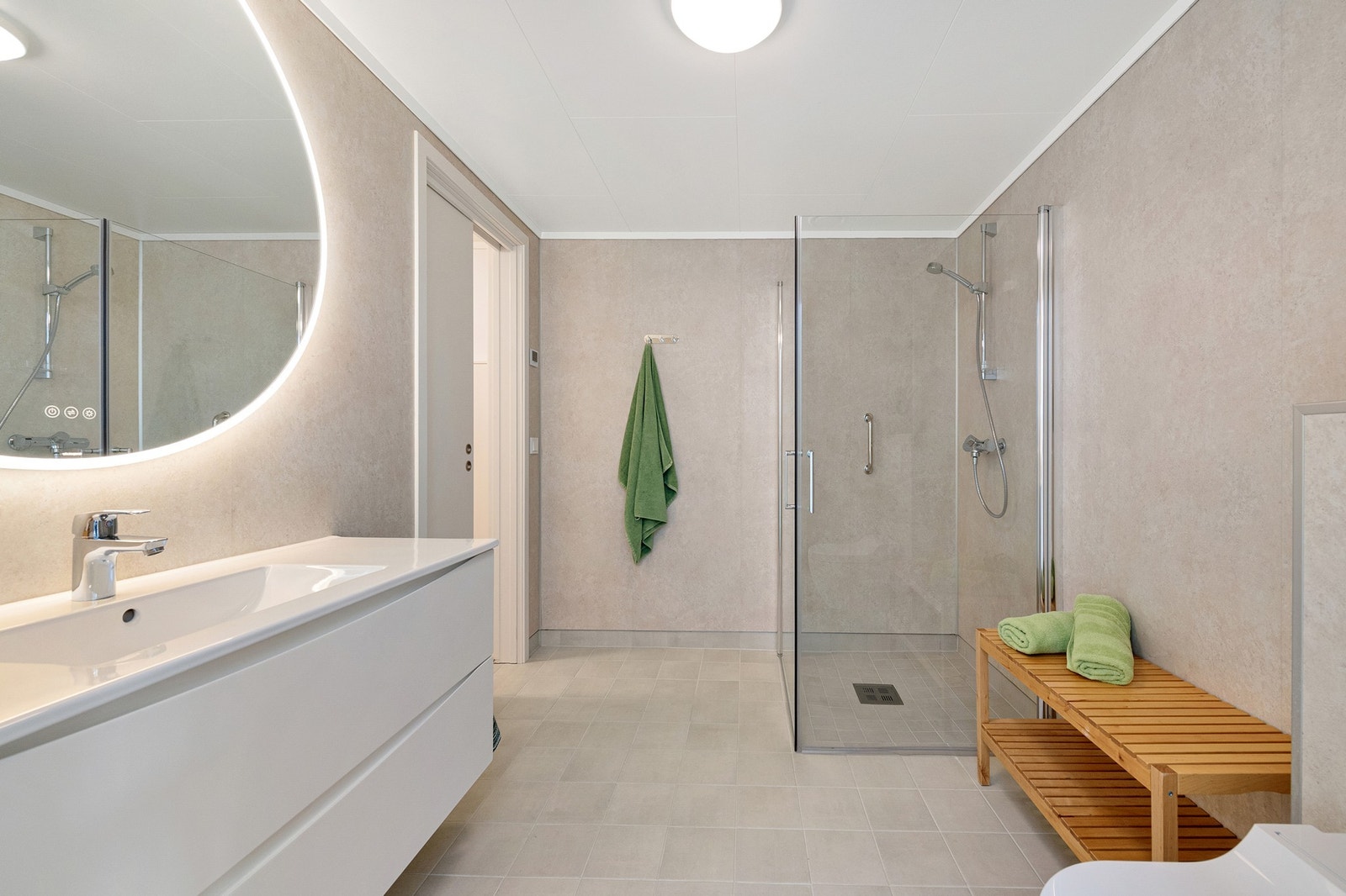 Flott flislagt bad med gulvvarme Galleribilde