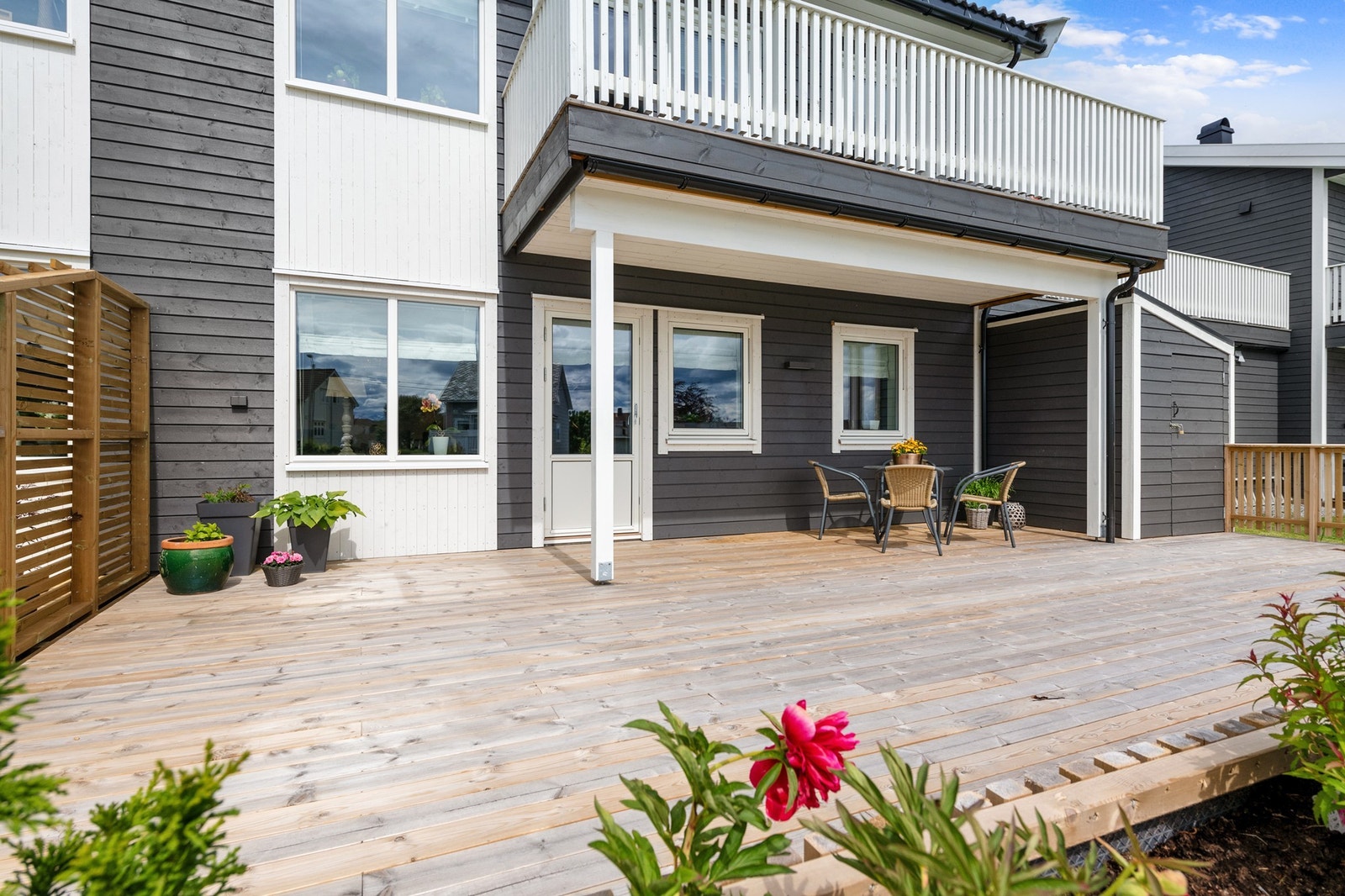 God plass til sittegrupper - redskapsbod Galleribilde