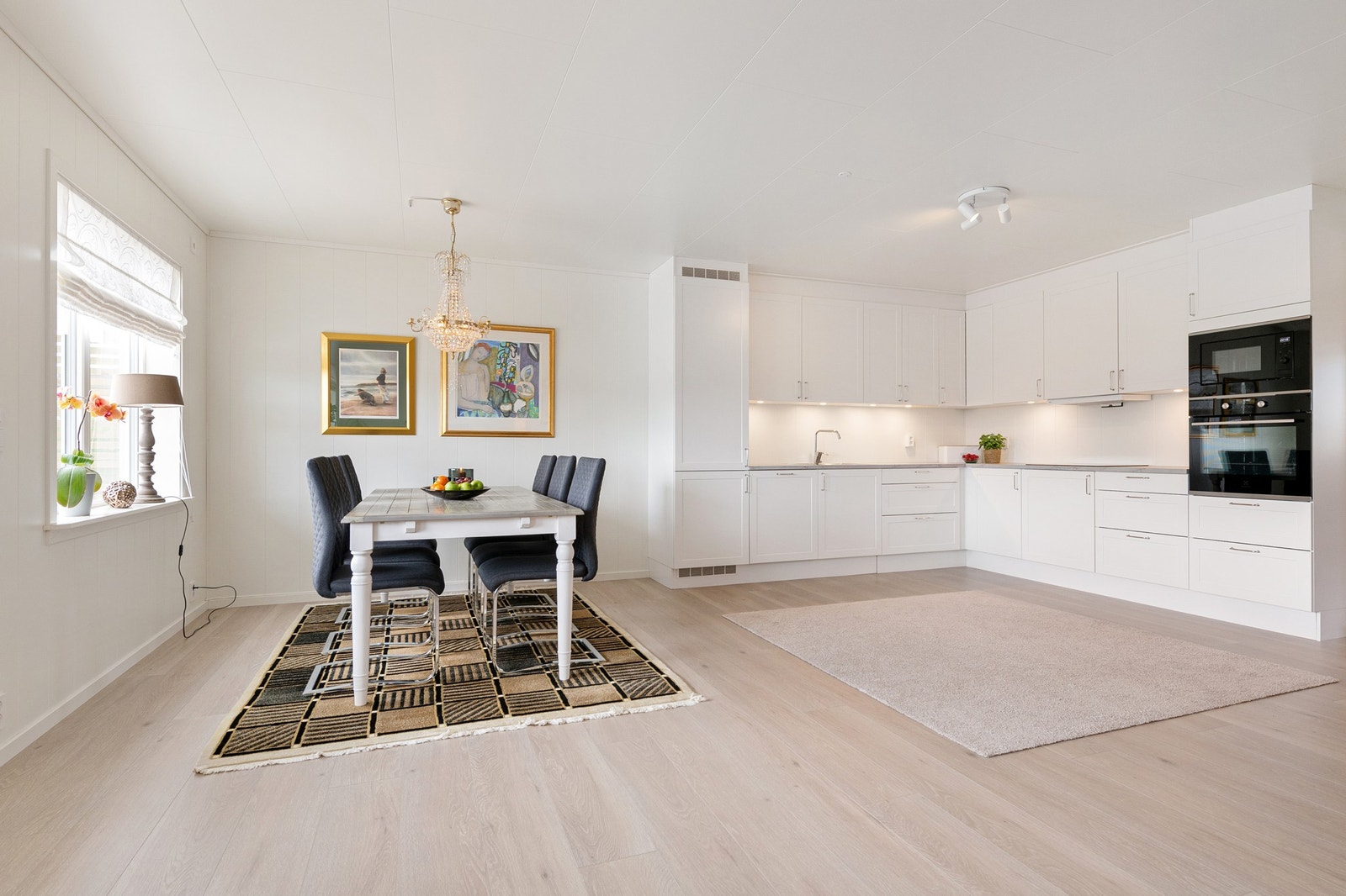 Spiseplass i tilknytning til kjøkken Galleribilde