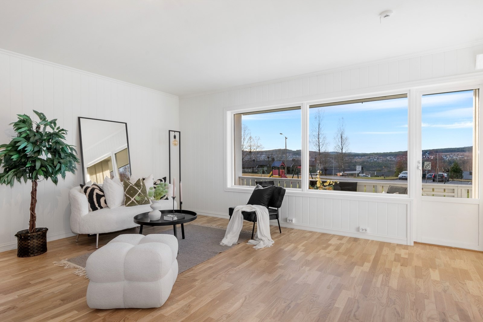 Fra stuen er det utgang til solrik markterrasse Galleribilde