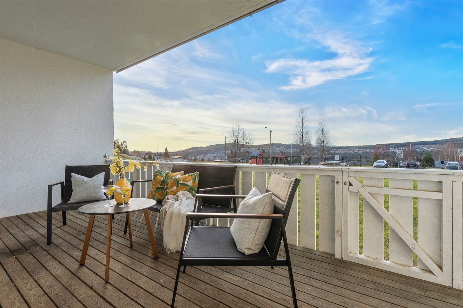 Terrassen er på hele 14m2 og har god plass for hyggelig besøk! Galleribilde