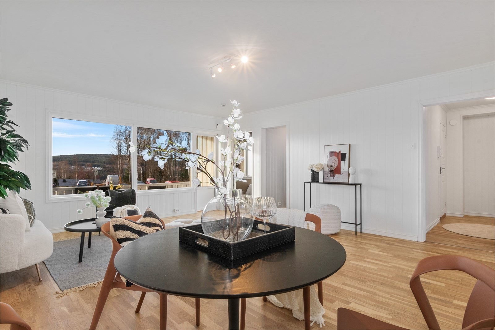 Lekkert pusset opp med fine gulv og overflater! Galleribilde