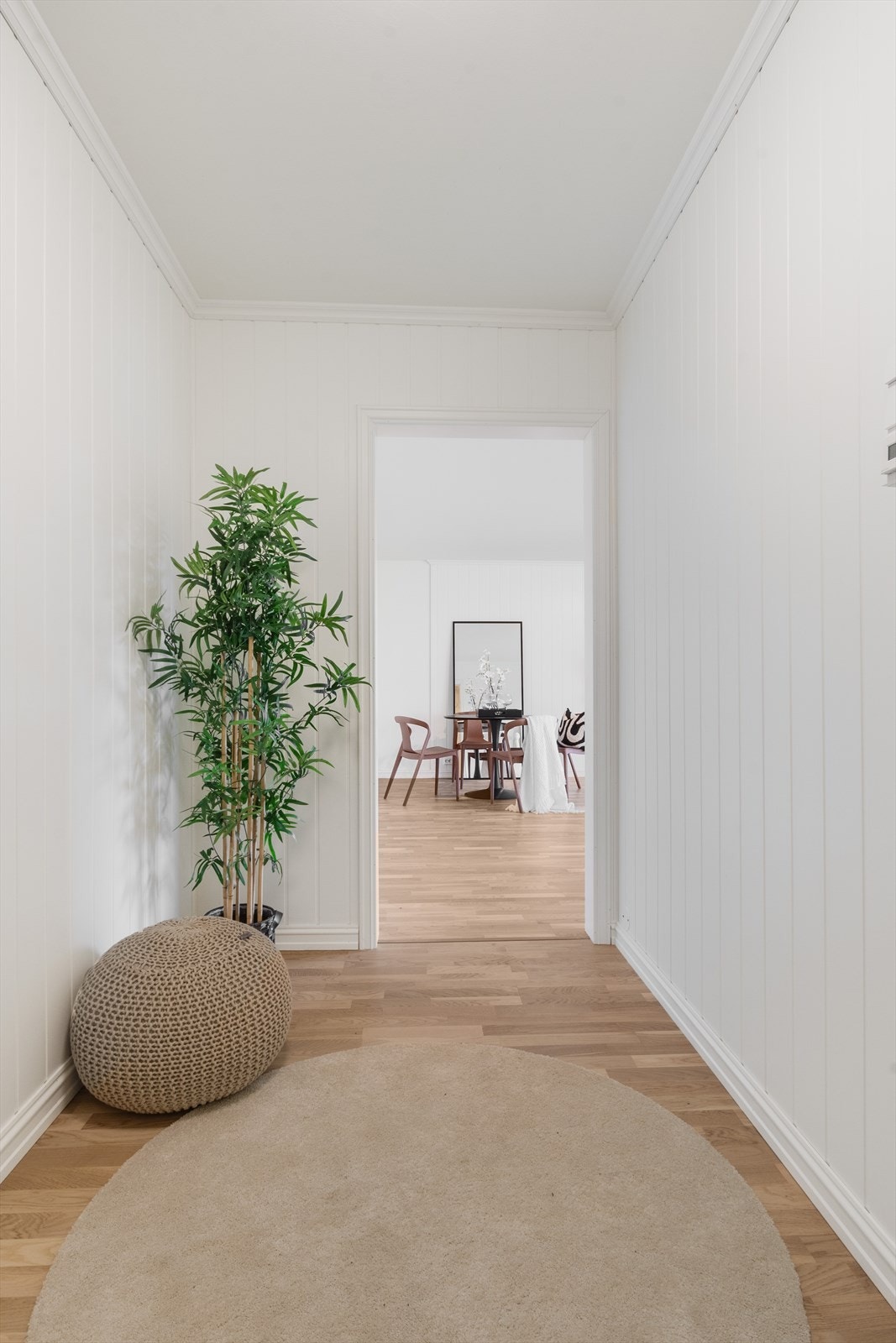 Velkommen inn! Allerede i gangen settes standarden for leiligheten; eikeparkett på gulvene, malte veggplater og slett malt tak! Galleribilde