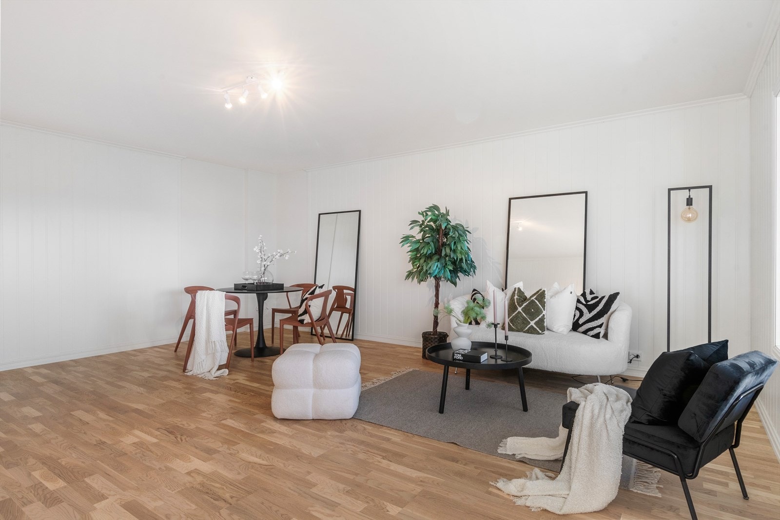 Romslig stue hvor det er plass til spisestue. Galleribilde