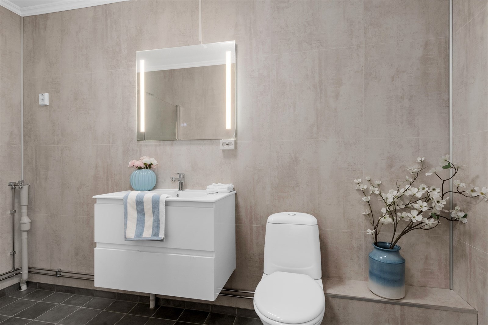 Superfint bad med våtromsplater på veggene og fliser på gulv med varmekabler. Galleribilde