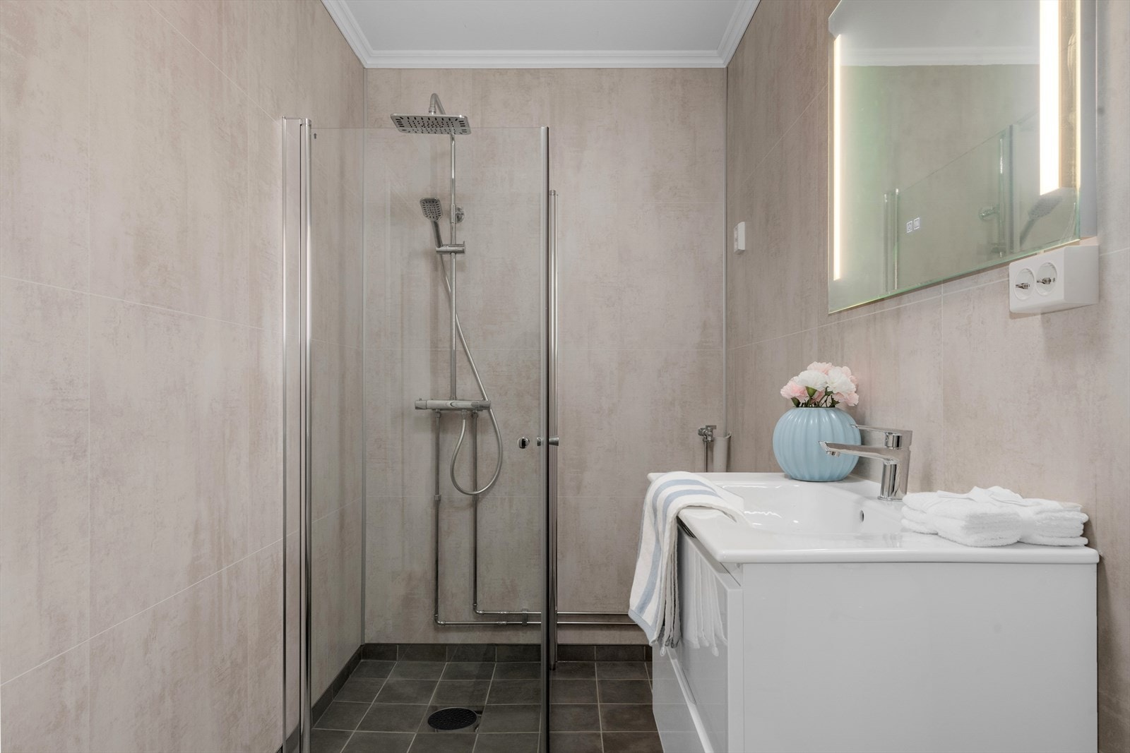 Dusjhjørne og opplegg for vaskemaskin. Galleribilde