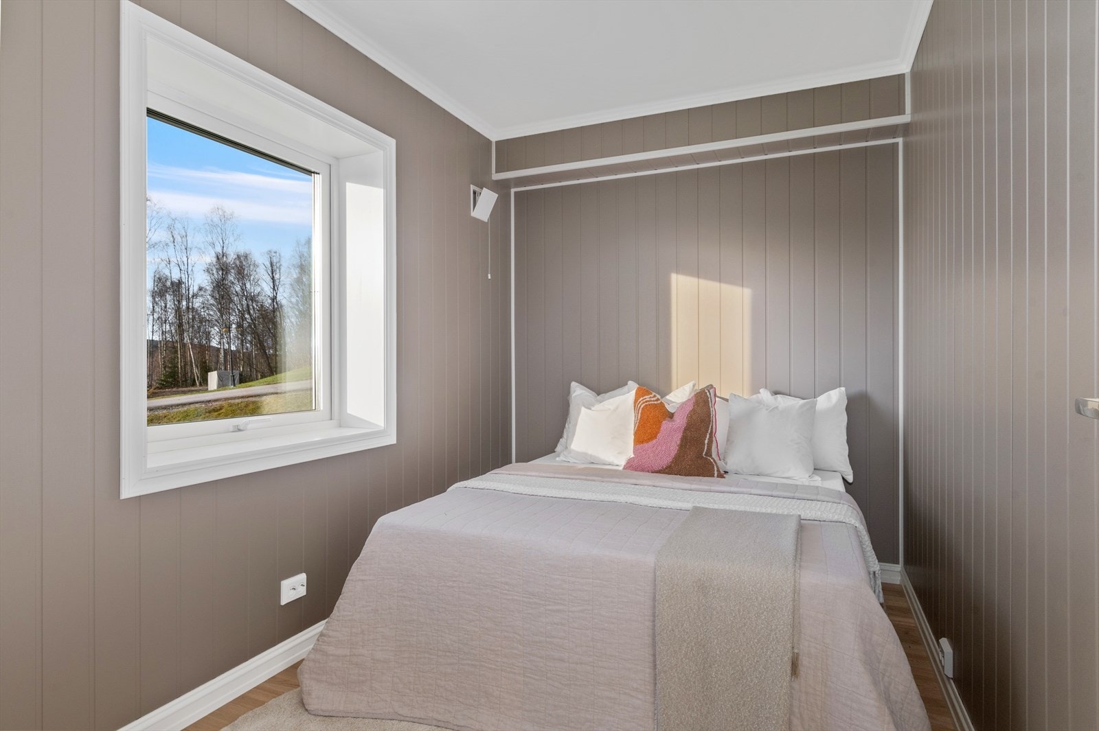 Nyoppusset soverom med delikat farge på veggene. Galleribilde