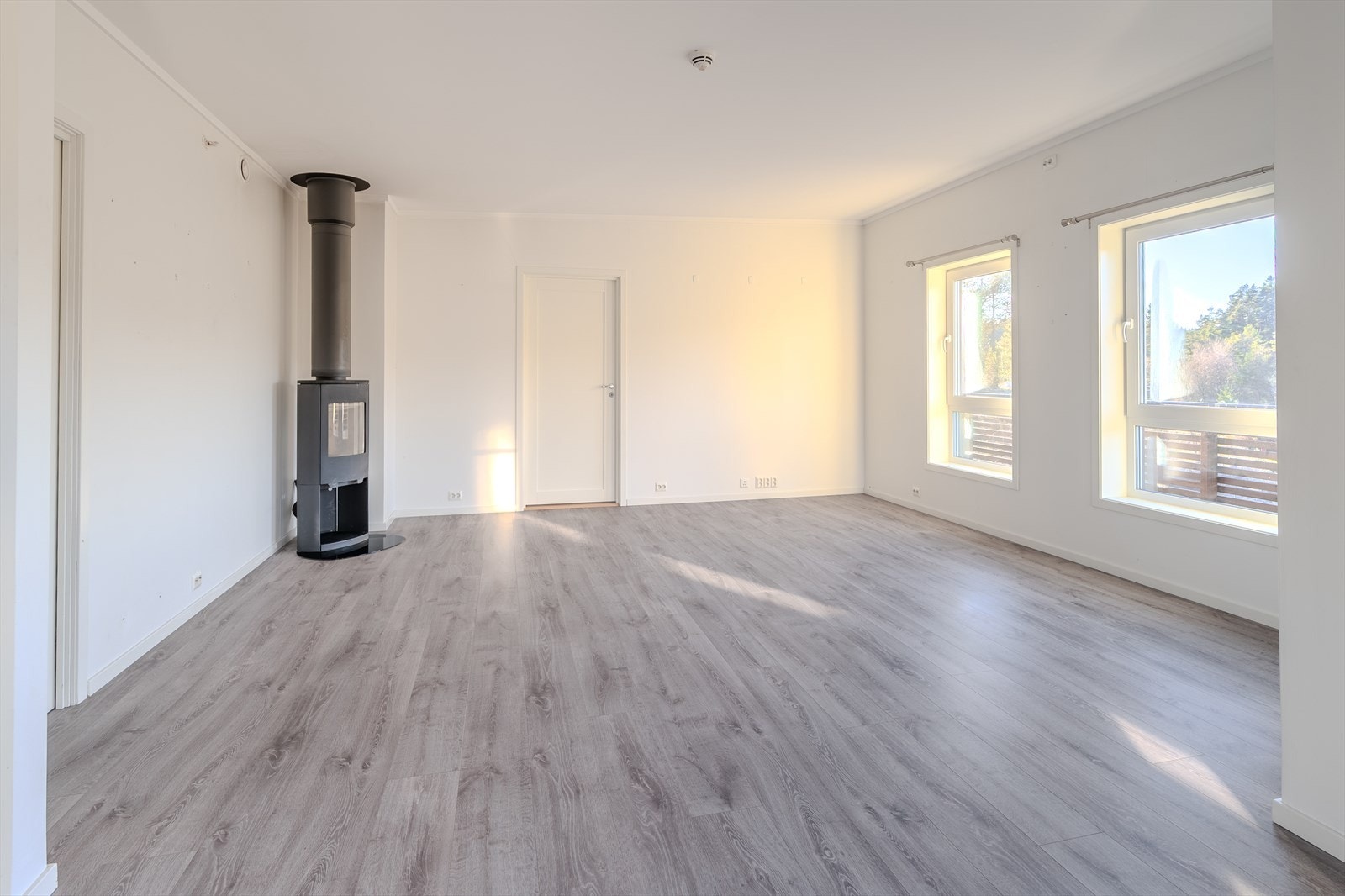 Moderne ovn gir ekstra varme og en koselig atmosfære. Galleribilde