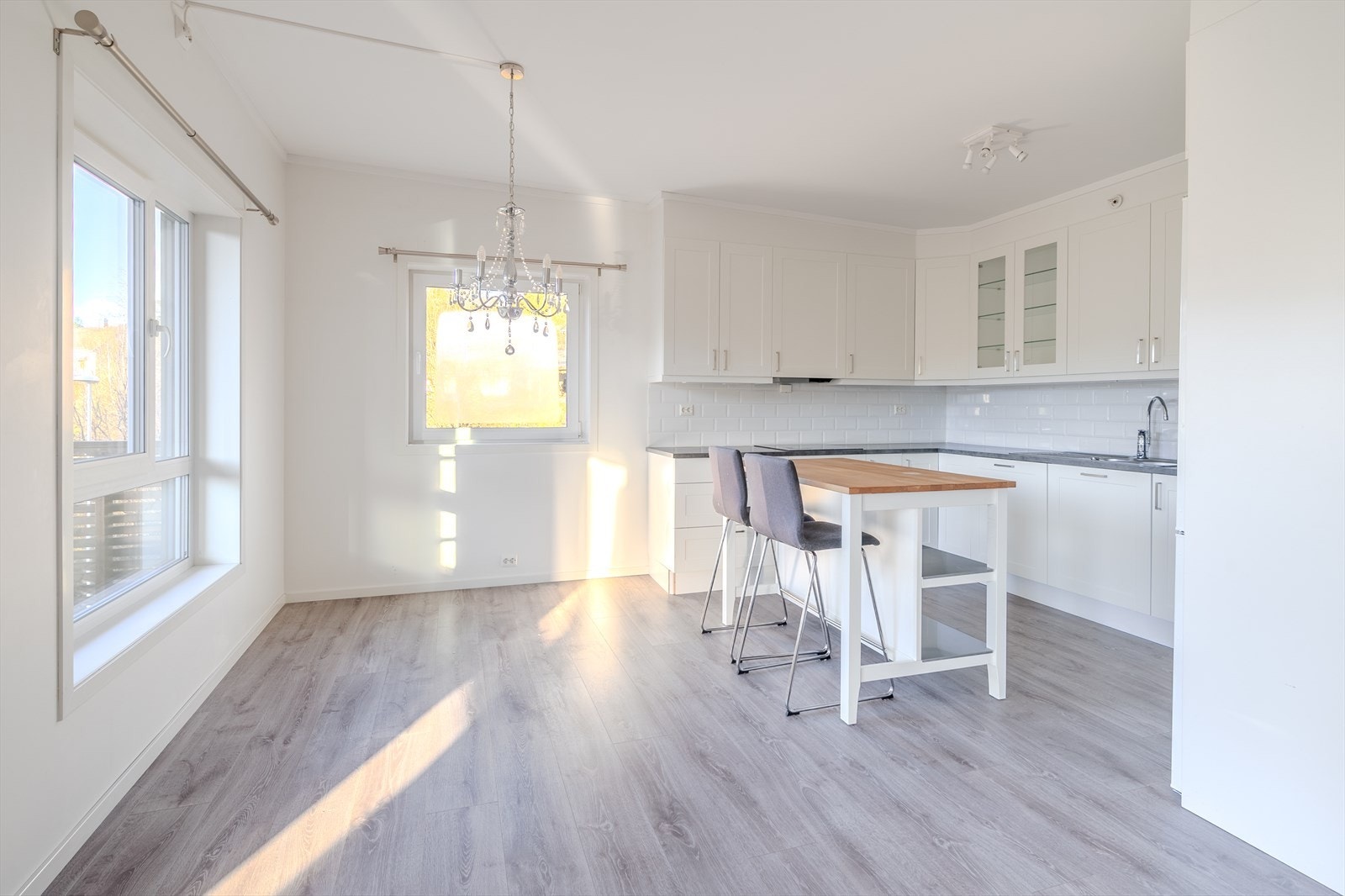 Moderne, åpen kjøkkenløsning som legger til rette for en sosial og trivelig atmosfære. Galleribilde