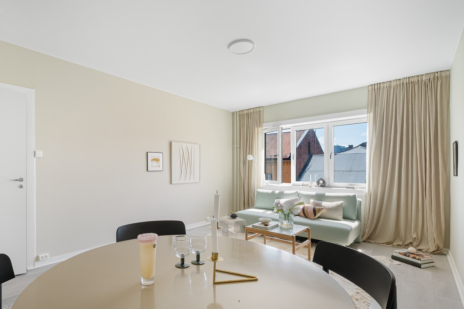 Gjennomgående leilighet med store vindusflater. Galleribilde