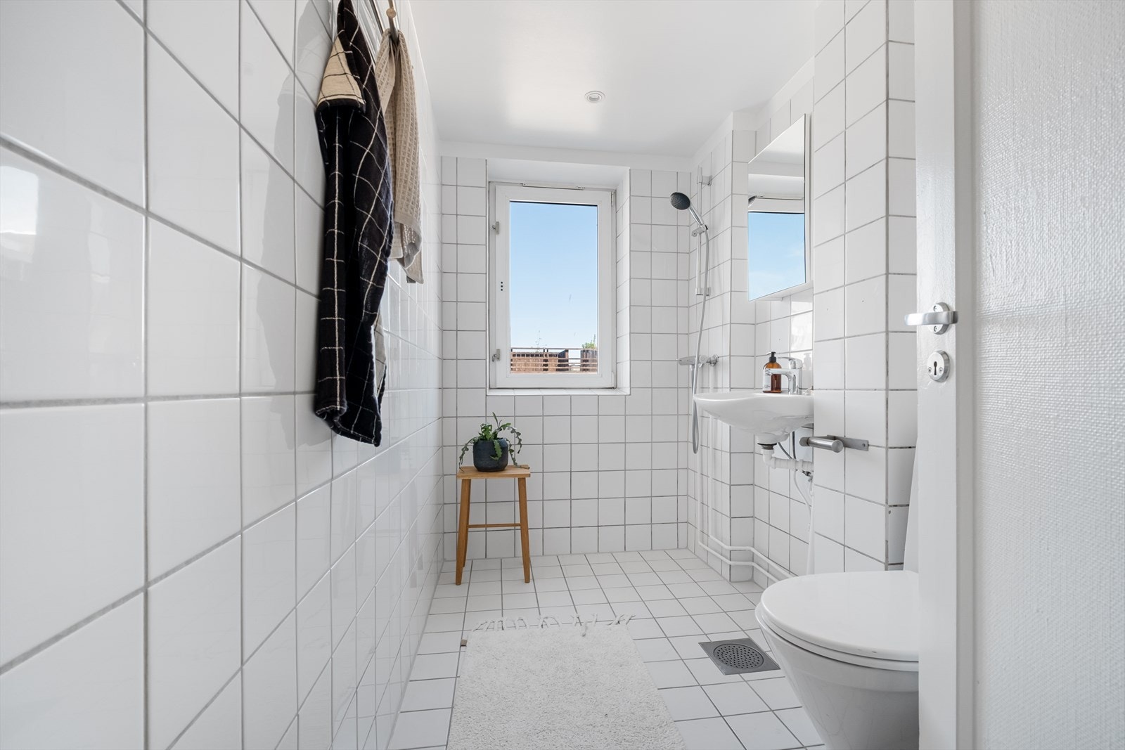 Flislagt baderom med varmekabler, avtrekk, speilskap, downlights, servant, dusj hjørne, toalett. Galleribilde
