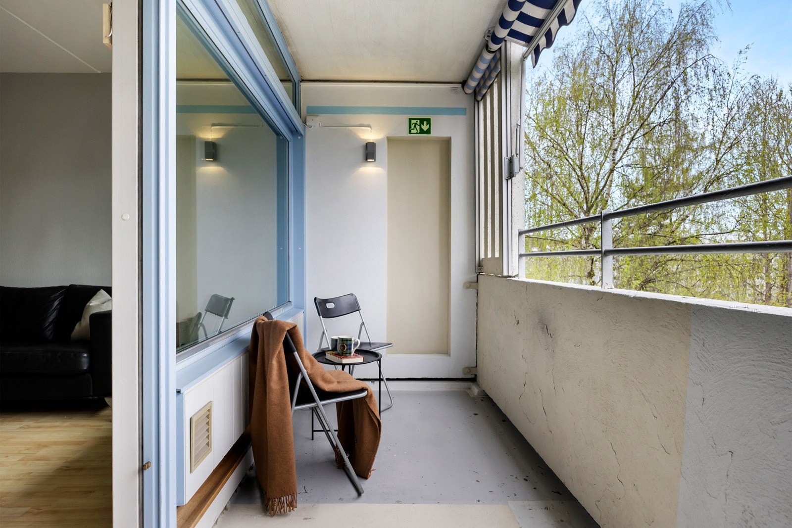 Det er direkte adkomst fra stuen til en stor og herlig balkong på ca. 7 kvm. Her er det plass en sittegruppe, beplanting og el- grill. Galleribilde