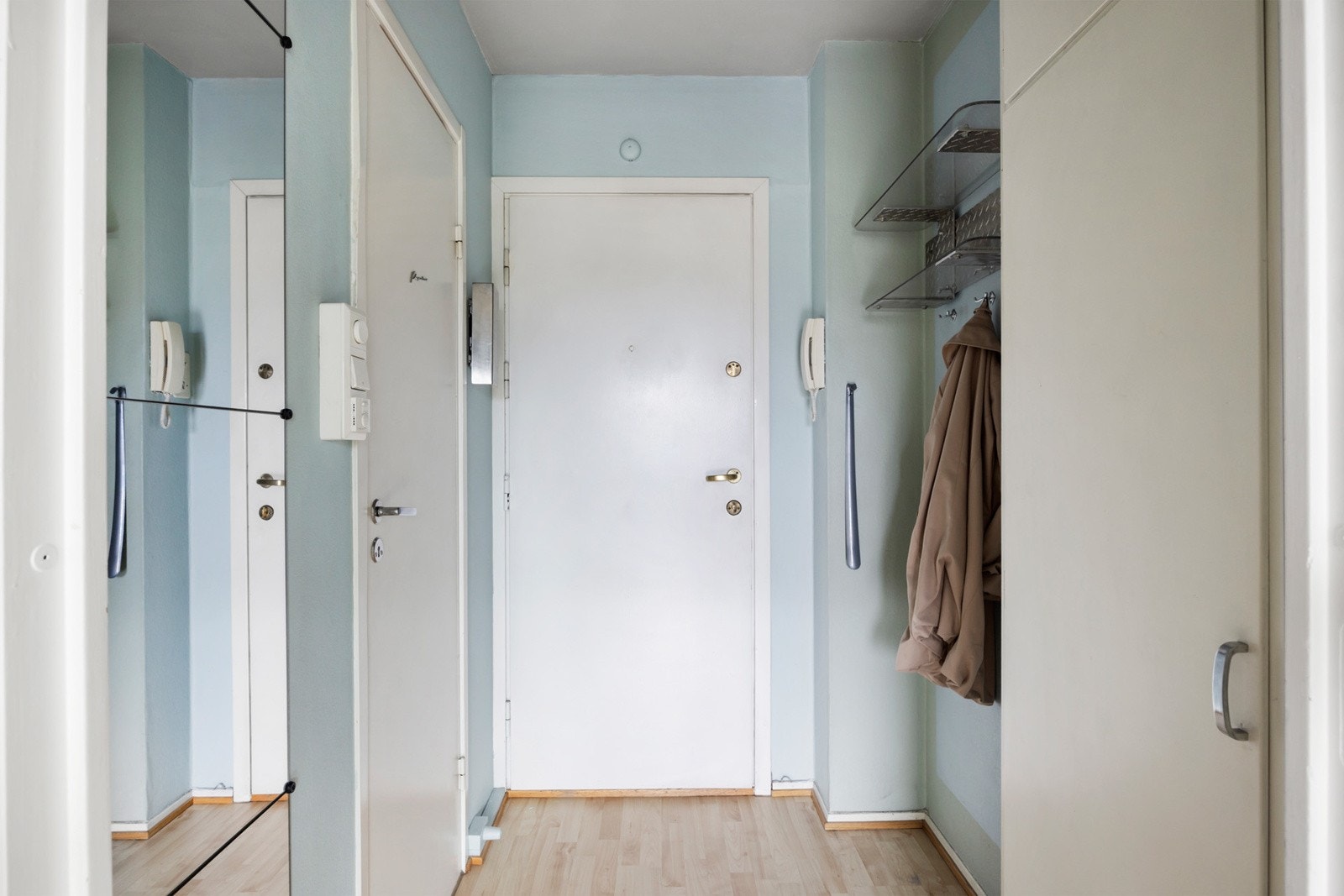 Entreen har plass til å henge fra fra klær og sette fra seg sko. Det er også plassbygd garderobeskap i entreen. Galleribilde