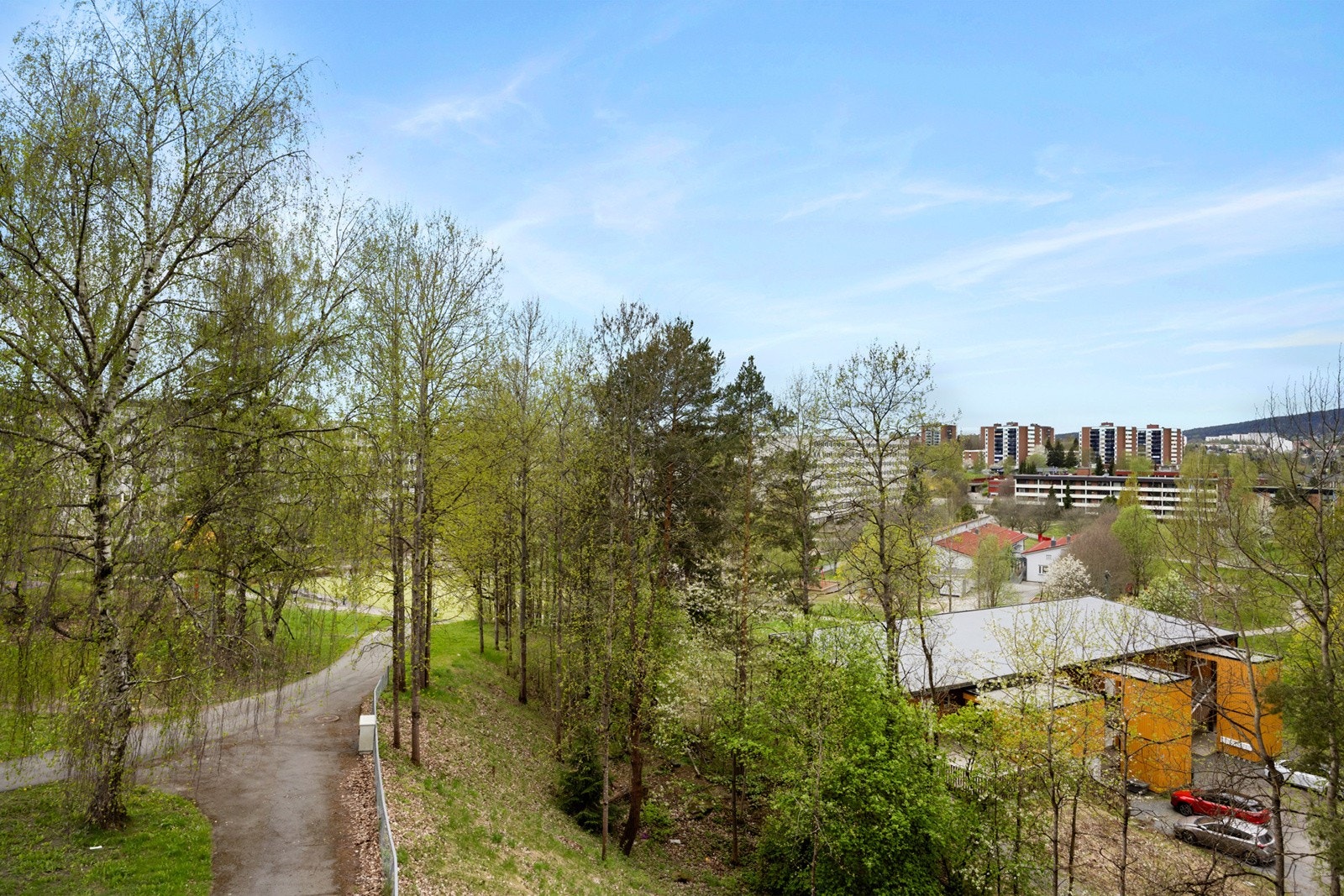 Nærområde har fine uteområder, gangstier og grøntaleraler. Galleribilde