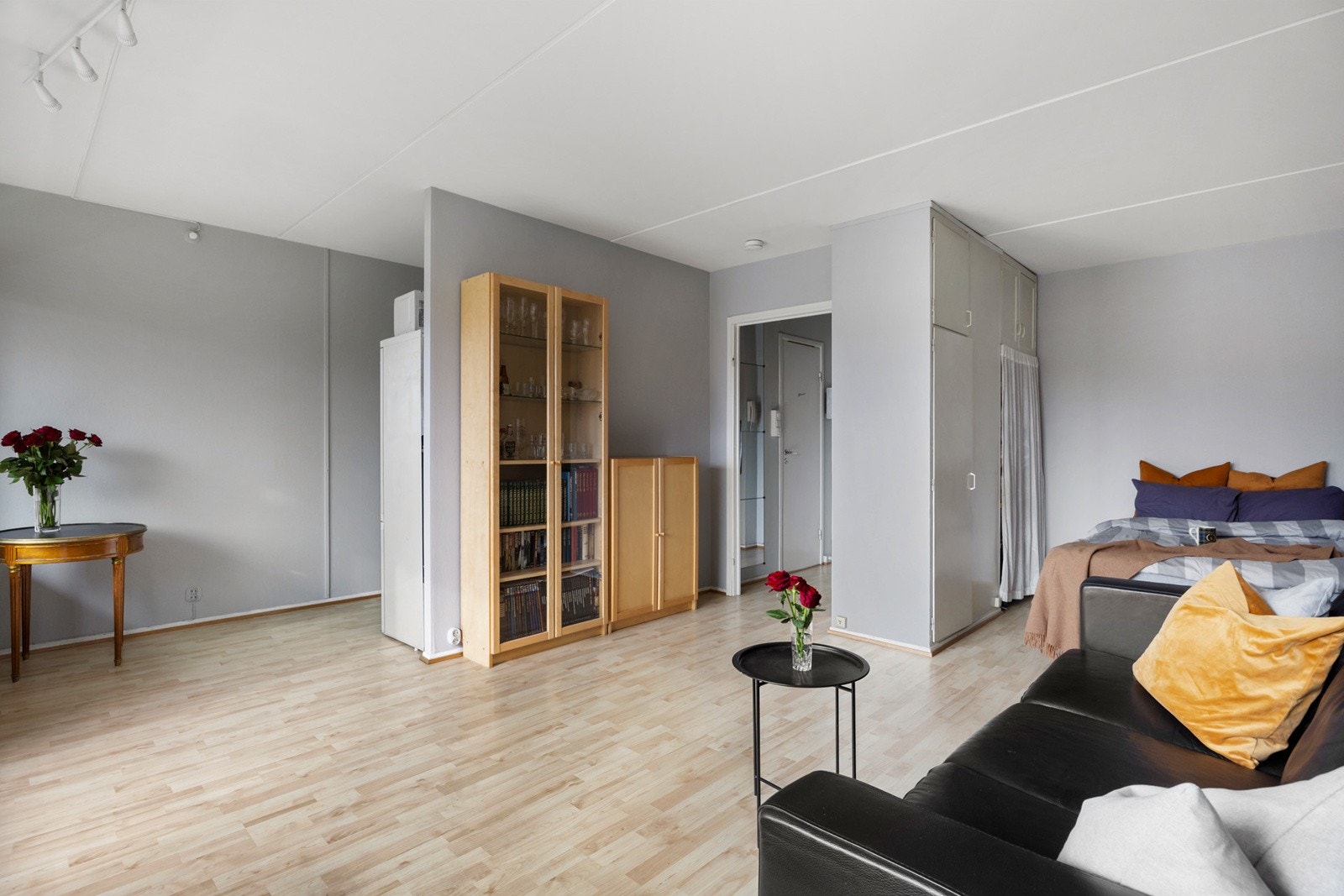 Stuen har plass til sofagruppe, tv møblement og spiseplass. Galleribilde