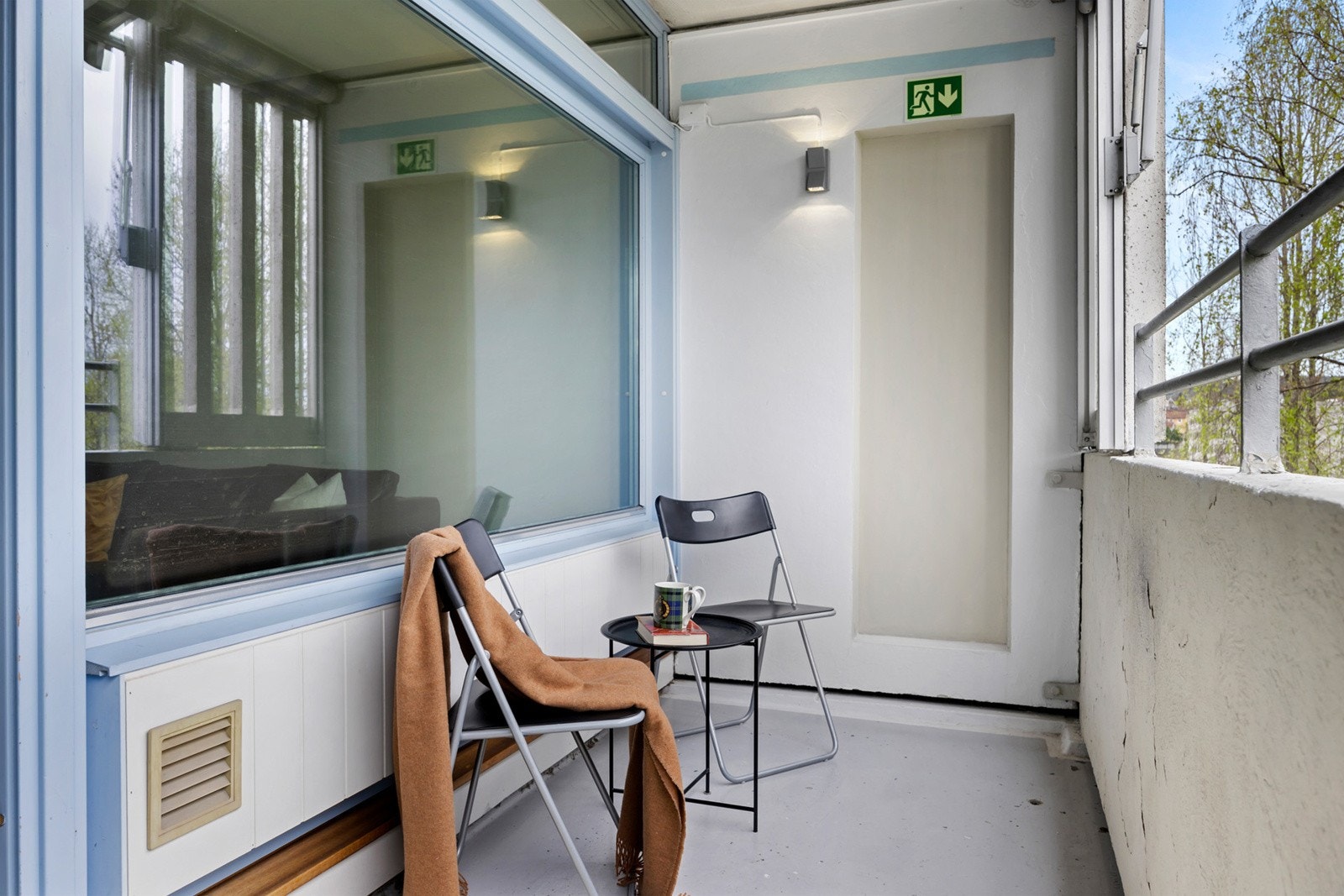 Balkongen er utstyrt med hyggelig utebelysning og elektrisk markise. Galleribilde