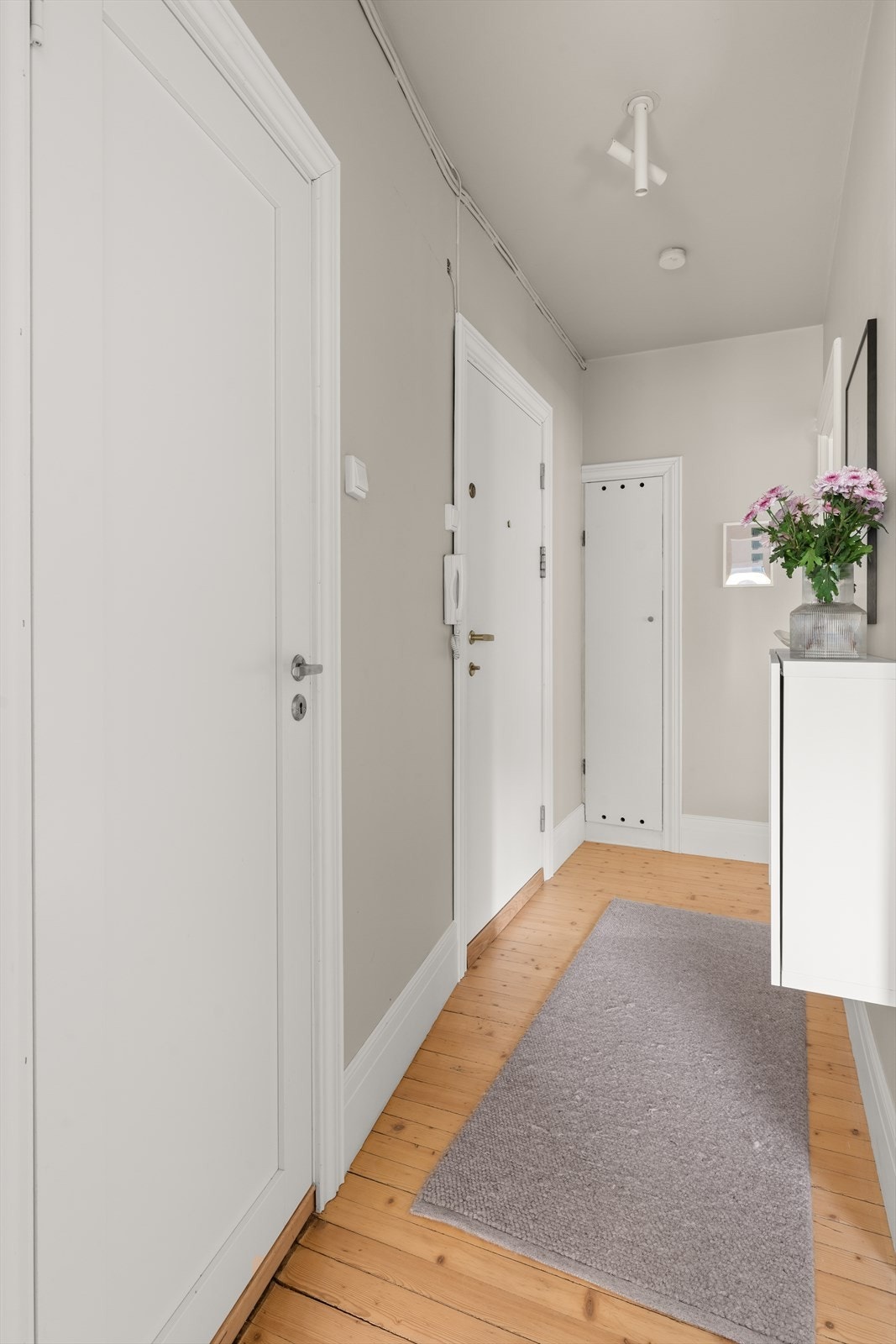 Innbydende entré med god plass for oppbevaring av yttertøy og sko. Kott i entréen med god oppbevaringsplass. Galleribilde