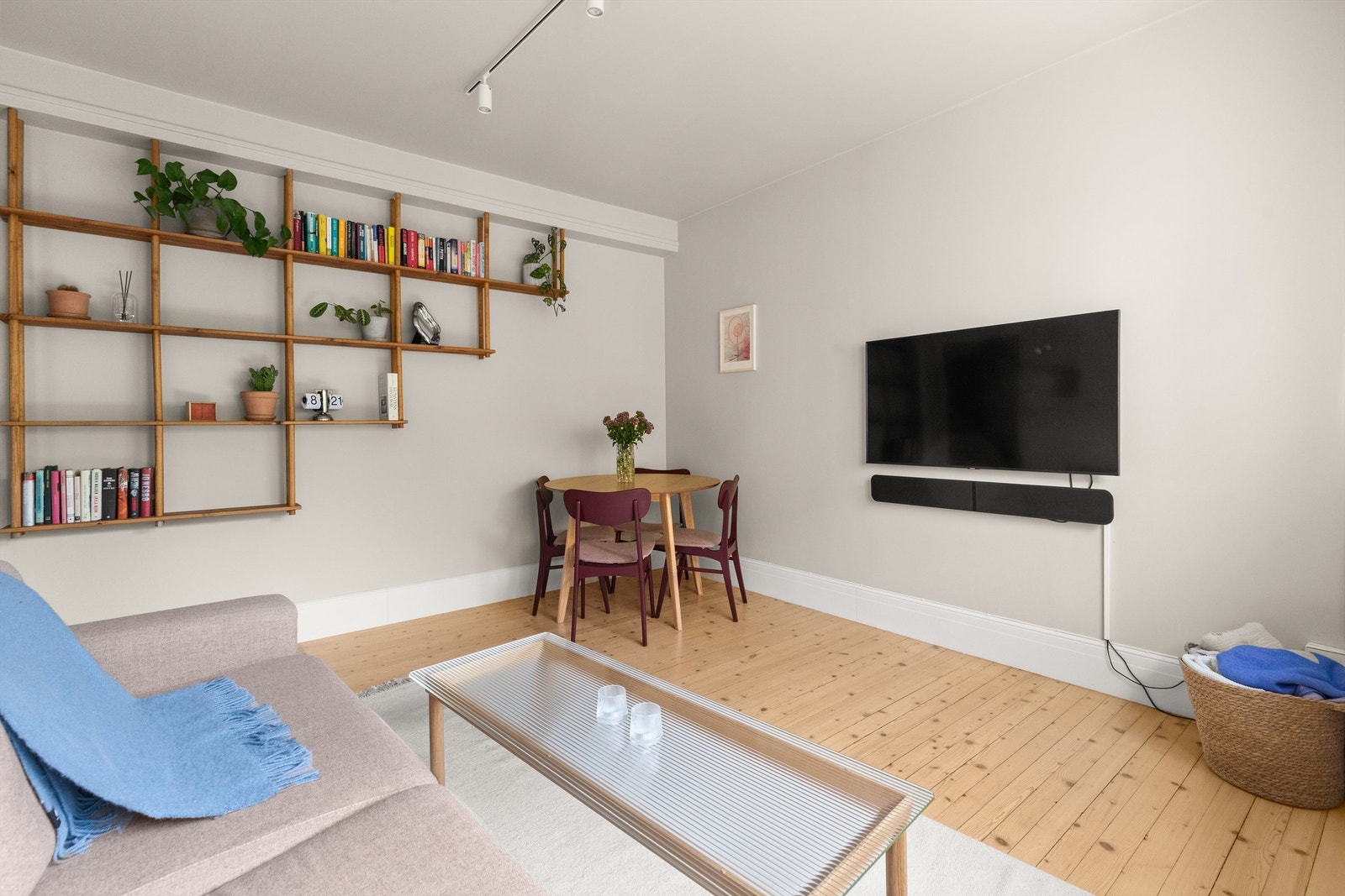 Her er det god plass til å møblere etter personlig ønske med både en hyggelig sofagruppe med tilhørende stuebord, tv-seksjon og spisestue. Galleribilde