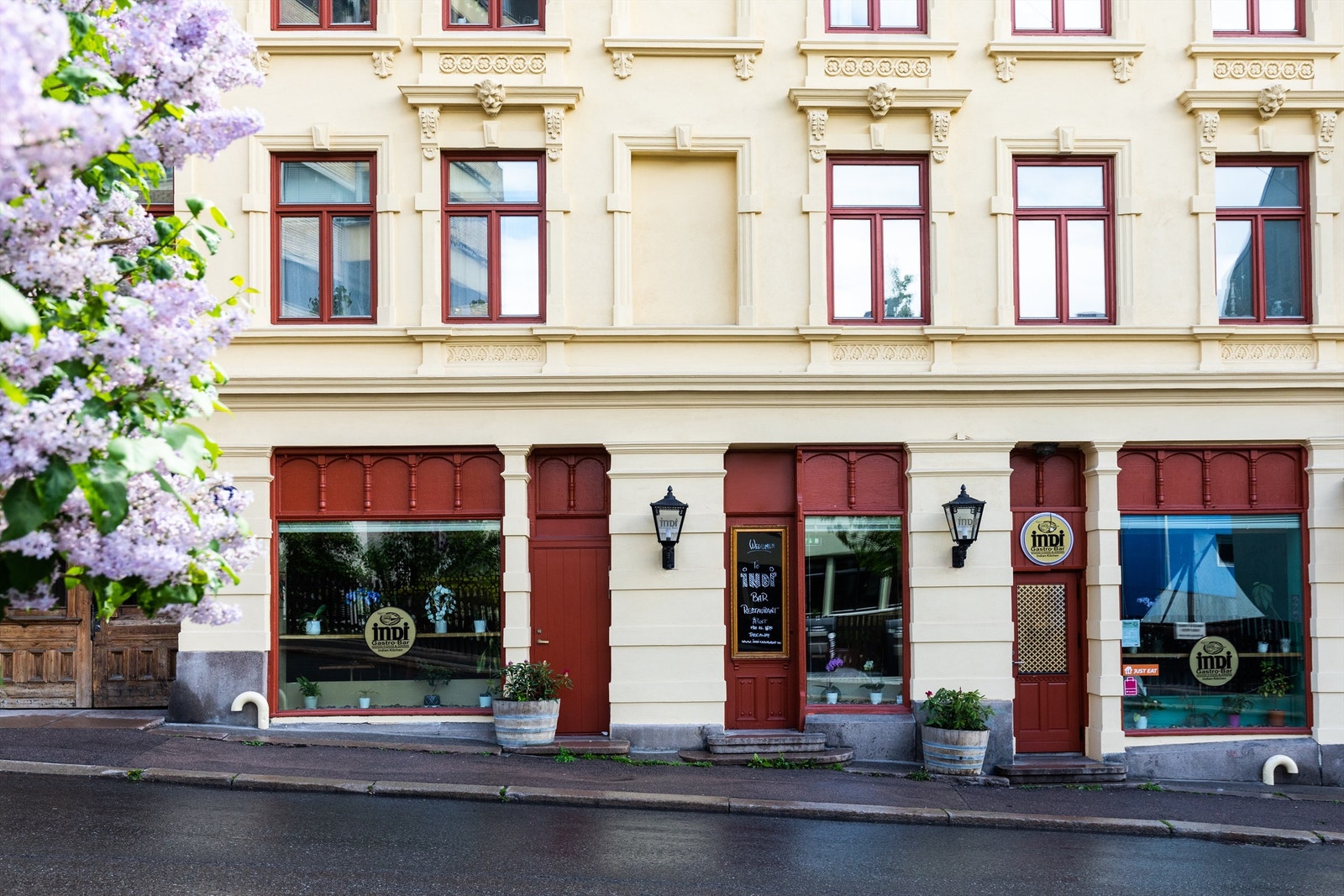 Nærområdet kan tilby en rekke spennende og unike tilbud som blant annet Kampen Bistro - byens mest kjente bydelskafé, Farine - et annet populært bakeri/kafé på Kampen, Håndbakt på Tøyen/Nedre Kampen og Smia - Vålerengas restaurantperle. Galleribilde