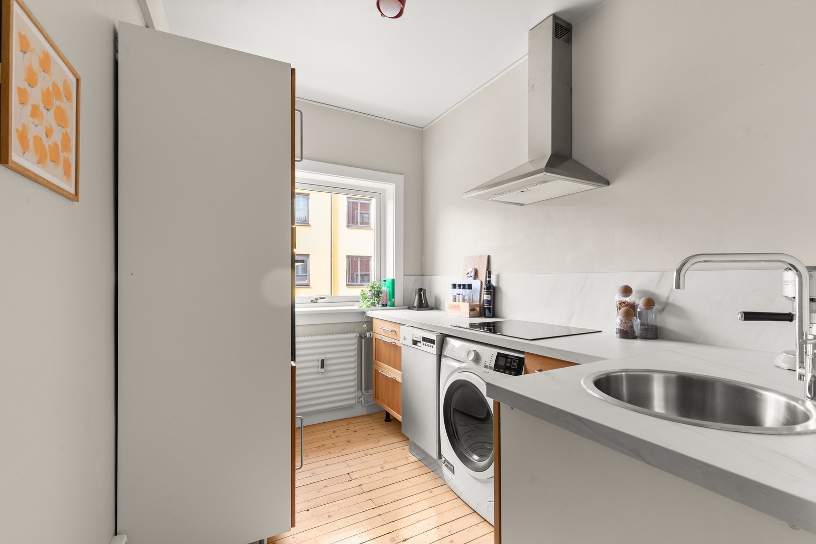 Innredningen er fra Ikea og består av profilerte fronter, benkeplater av laminat fra HTH med nedsenket oppvaskkum med ett-greps armatur. Galleribilde